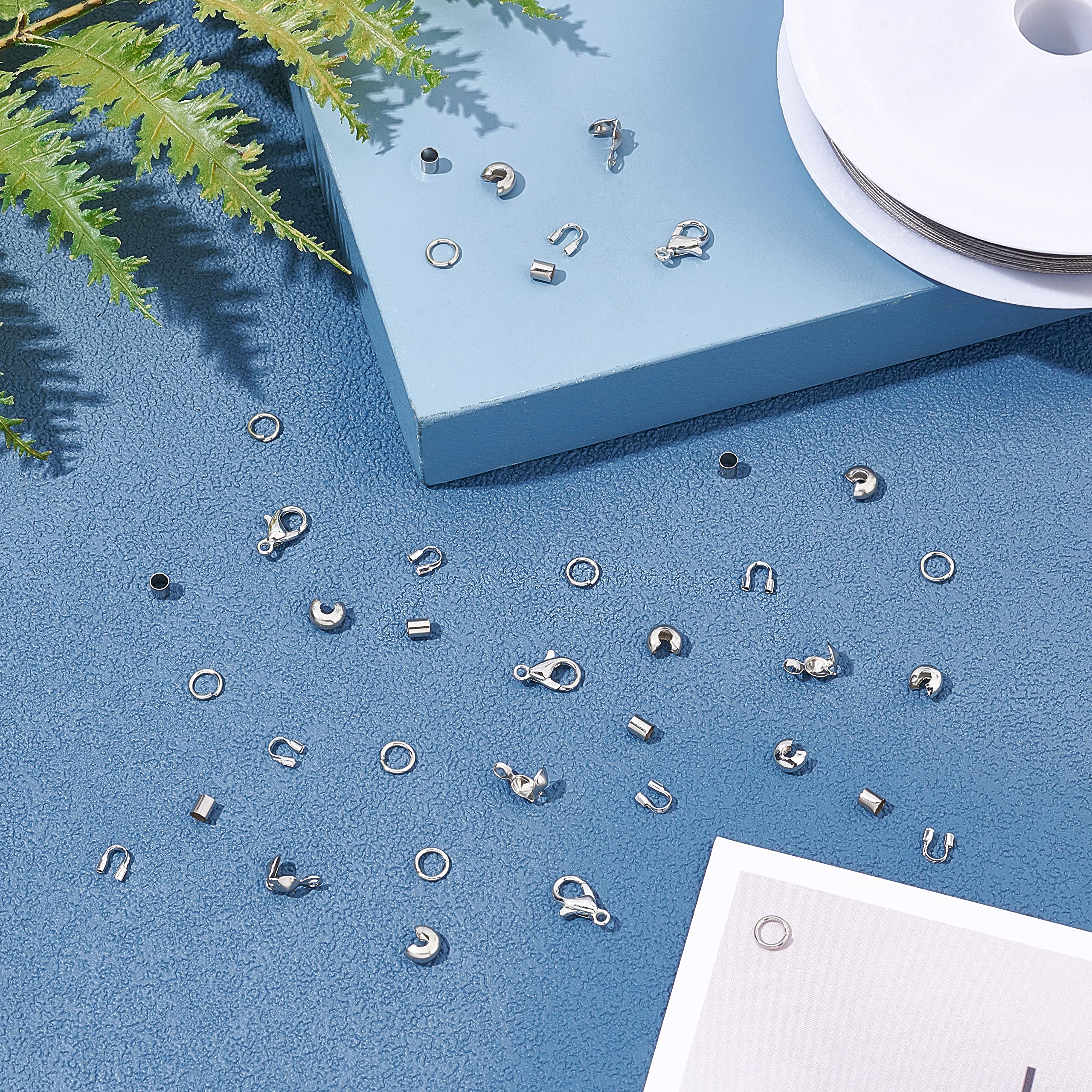 Sunnyclue Jewelry SUNNYCLUE 1 Boîte 340 Pièces Kit De Résultats De Bijoux Embouts De Perles Et Perles à Sertir Embouts D'Extrémité Et Gardien De Fil Et Anneaux De Saut Et Fermoirs à