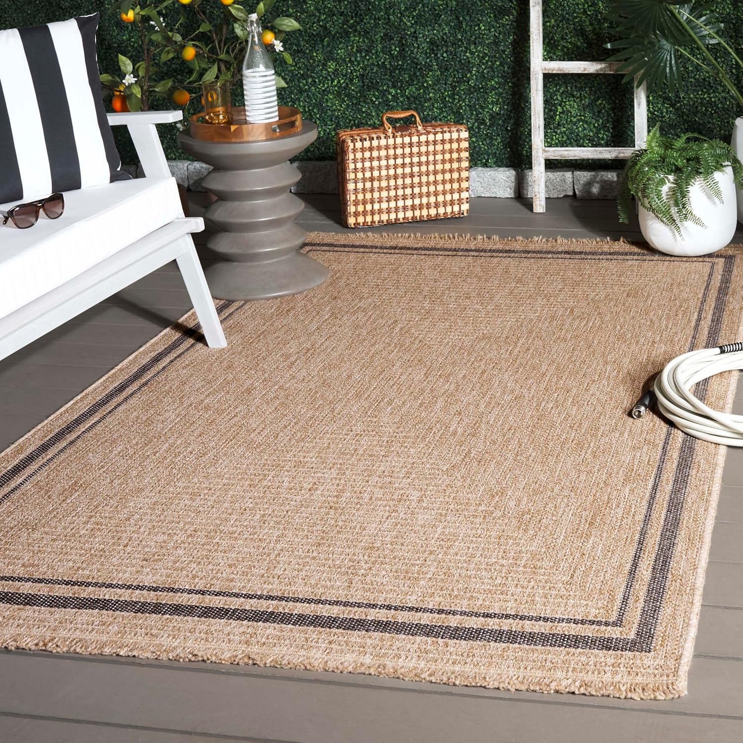 SAFAVIEH Washable Rug Outdoor Retreat Collection - 5'3" x 7'6", Natural & Black, Non-Shedding & Easy to Clean, Ideal for Patio, Backyard, Mudroom (RTE260B)