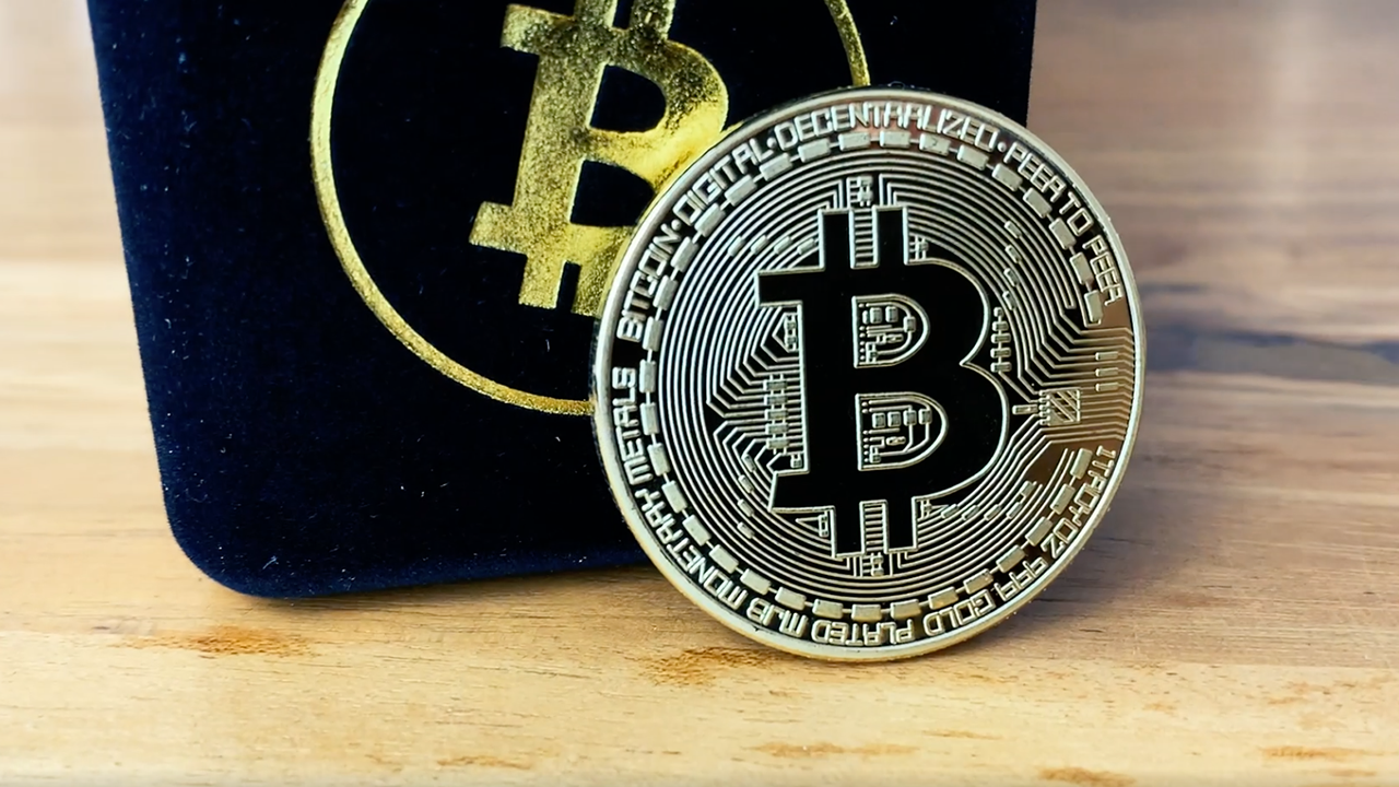 Physical Bitcoin Coin Plated with 24 Carat Real Gold, Presented in a Luxury  Velvet Box: Amazon.de: Fashion
