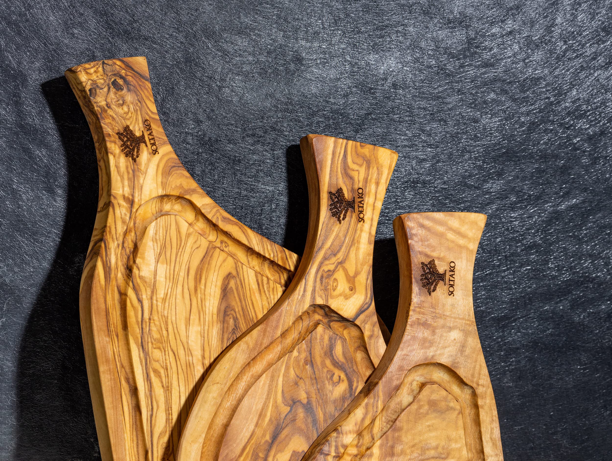 SOLTAKO Olivenholz Steakbrett mit Saftrille 3er Set (35/40/45cm) Schneidebretter aus Oliven Holz mit Griff