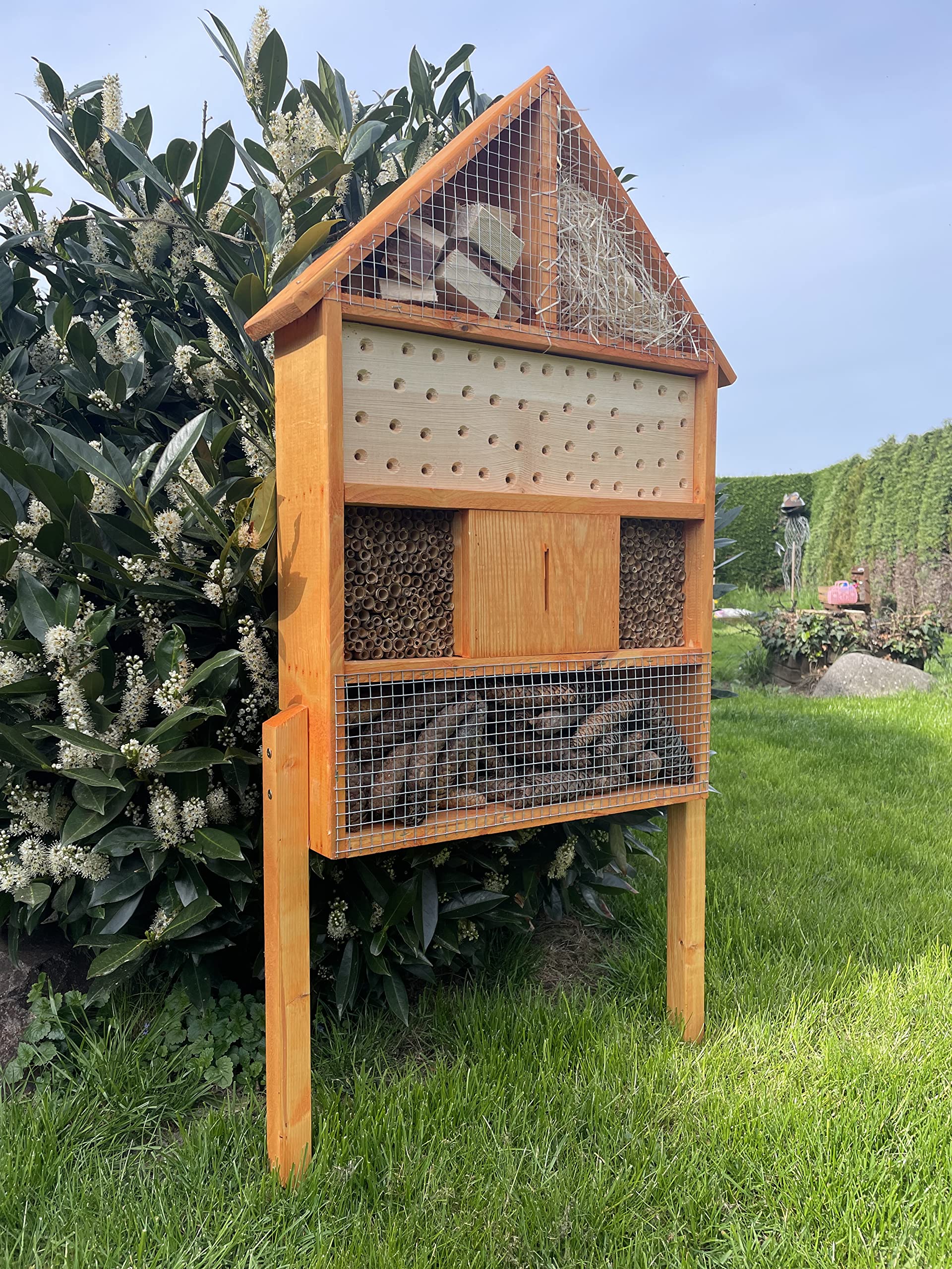 Hotel de insectos macizo hecho a mano XL de madera con soporte, 97 x 51 x 12 cm (alto x ancho x profundidad), abejas silvestres, nido, hotel de abejas, casa para insectos, color marrón