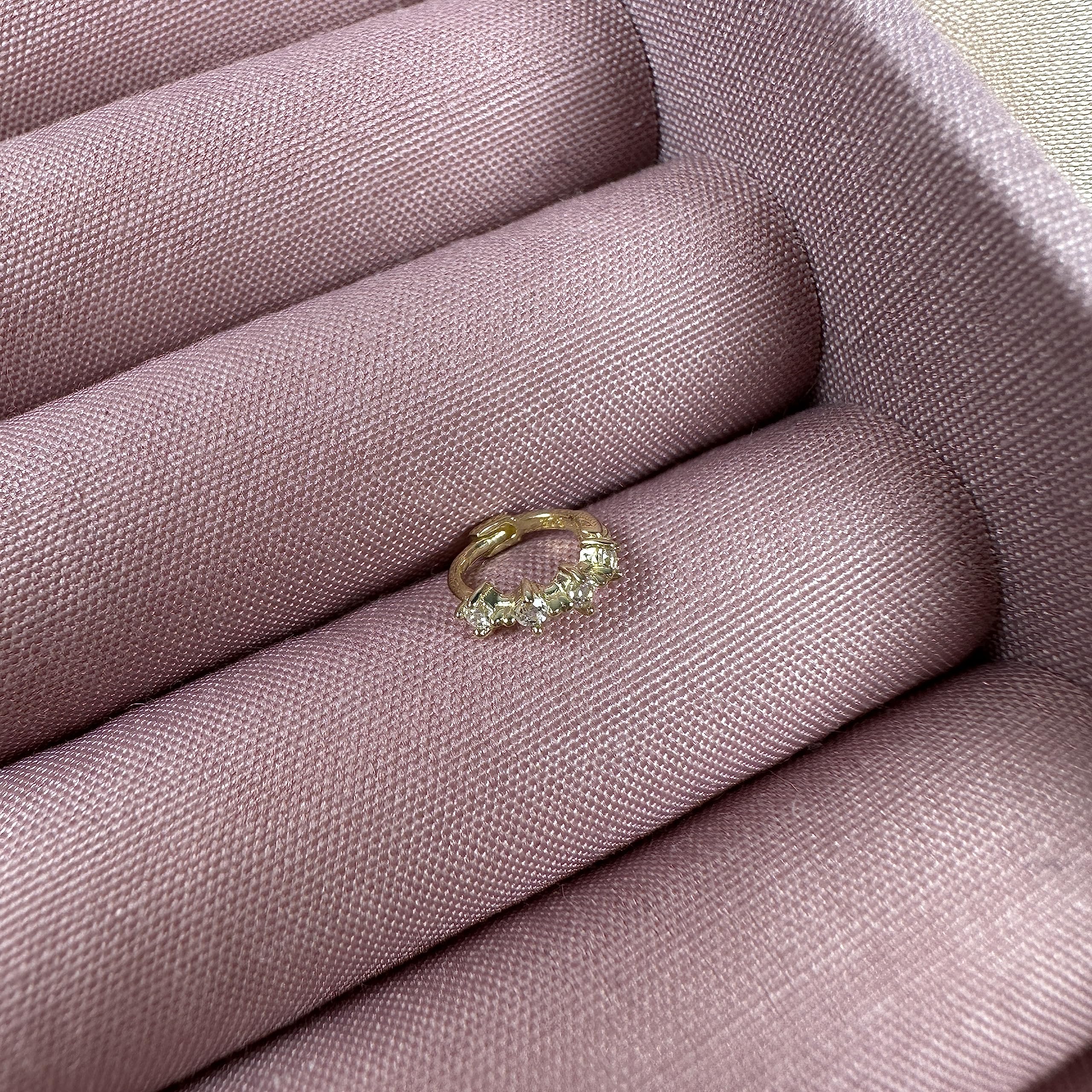 jewellerybox 9 Karat Gold Tiny Claw Set CZ 7 mm Helix Hoop 26 Ga Piercing