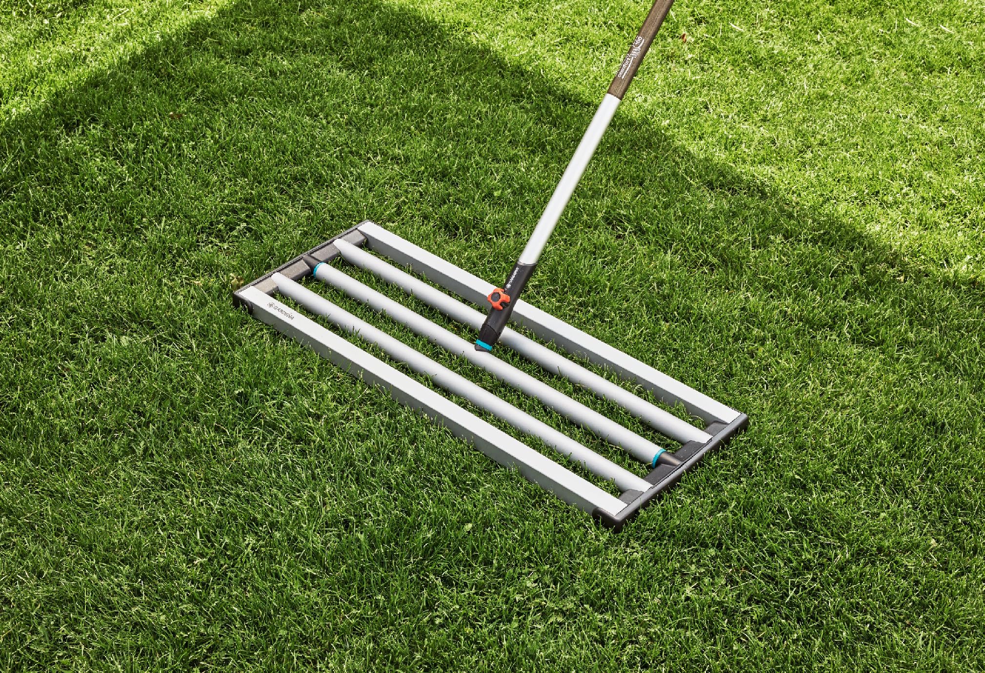 Gardena combisystem Rasen Rakel 76 cm, Nivellierrechen für effiziente Rasenpflege, für alle combisystem Stiele, Erde und Sand verteilen, Rasen nivellieren und glätten, leicht zu schieben, (3569‑20)