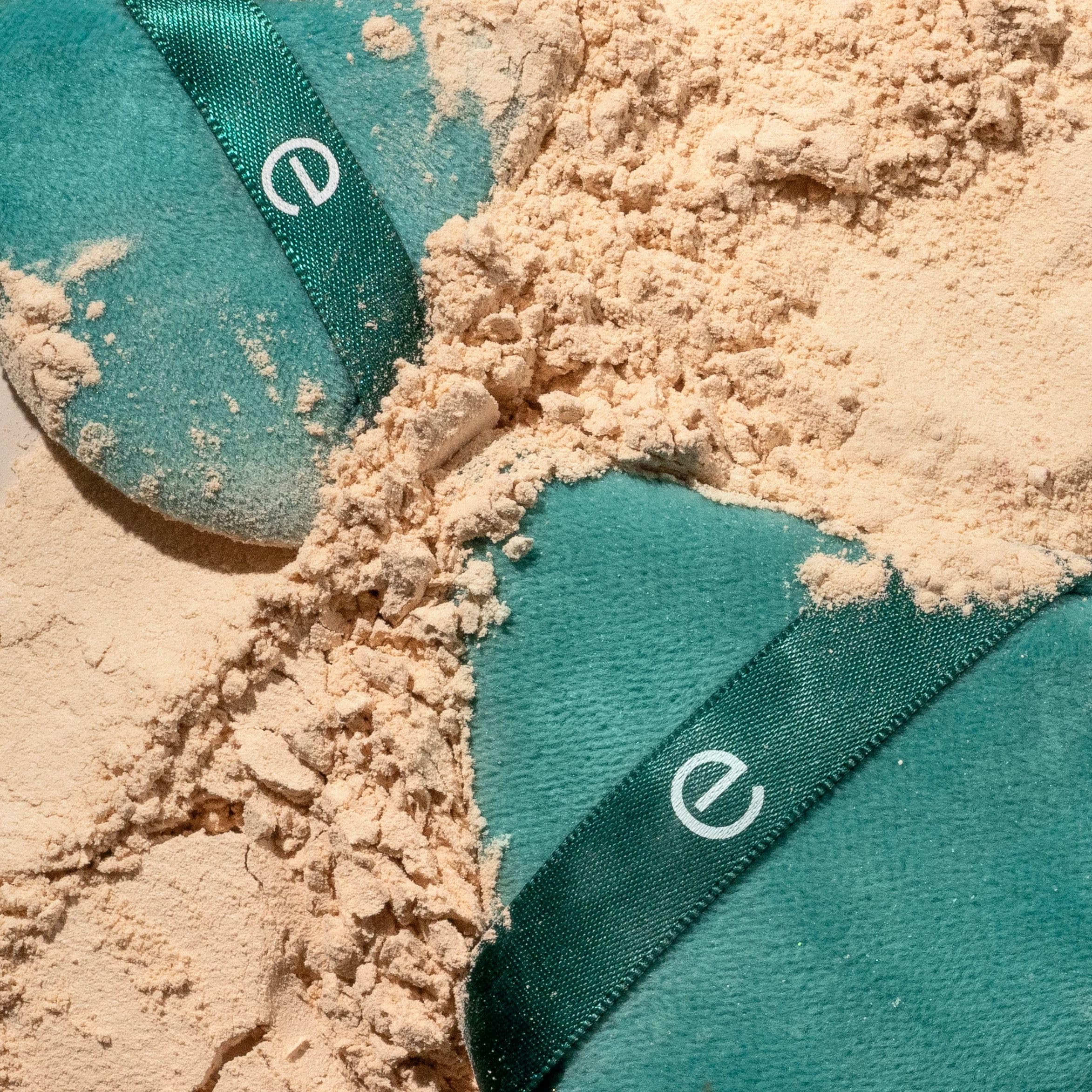 EcoTools Powder Puff Duo – Piumini grandi e piccoli per fissare, stendere e opacizzare, con fascia per dita per applicazione precisa, strumenti trucco vegani, cruelty-free, sostenibili, 2 pezzi