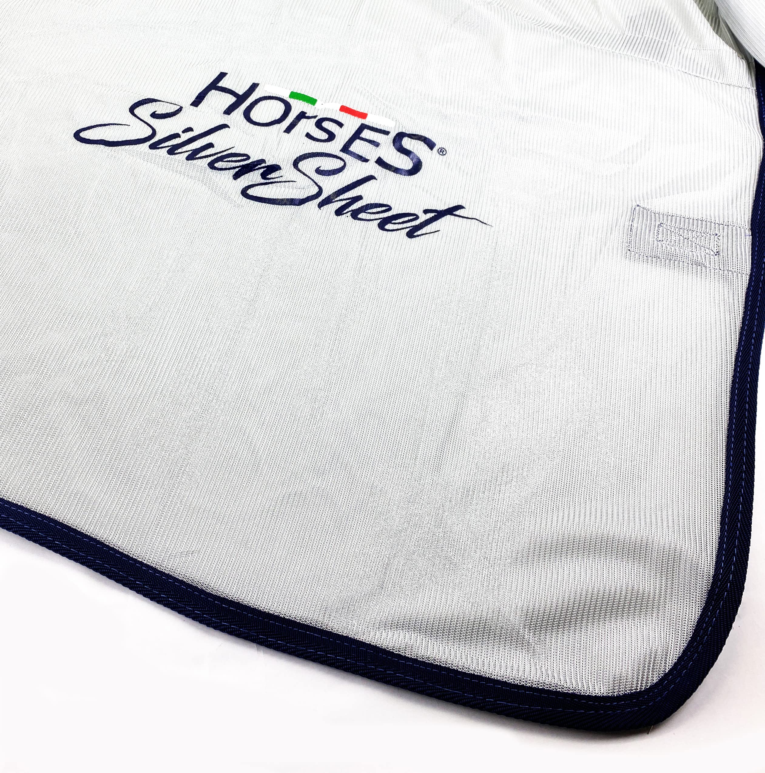 Horses, Coperta Antimosche in Rete Silver Sheet, per la Stagione Estiva, Riflette Luce e Calore, Tessuto in Rete Fitta Contro Mosche ed Insetti, 135 cm