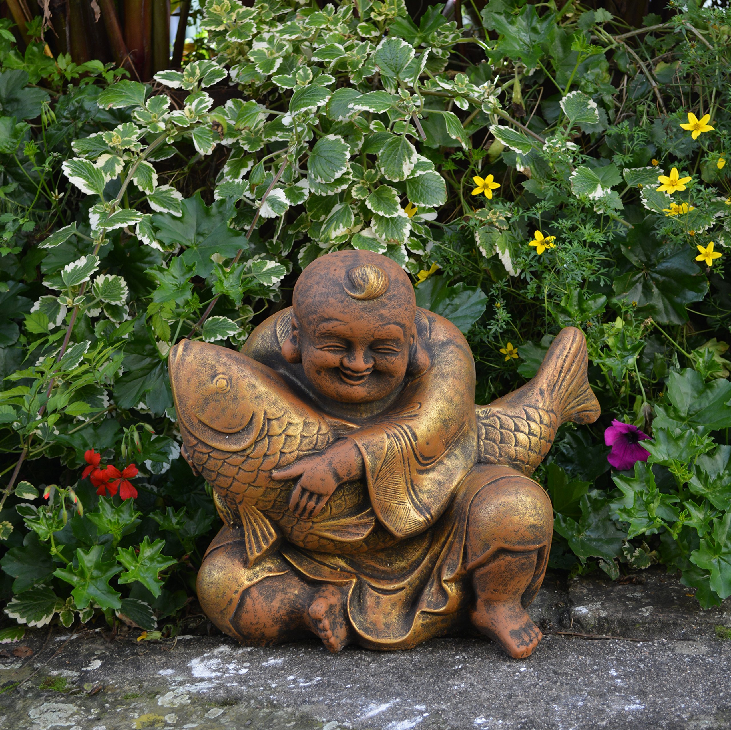gartendekoparadies.de Buddha mit Koi Karpfen, Steinfigur, H. 33 cm, 21 kg, Grau, frostsicher aus Steinguss für Außenbereich (Gold)