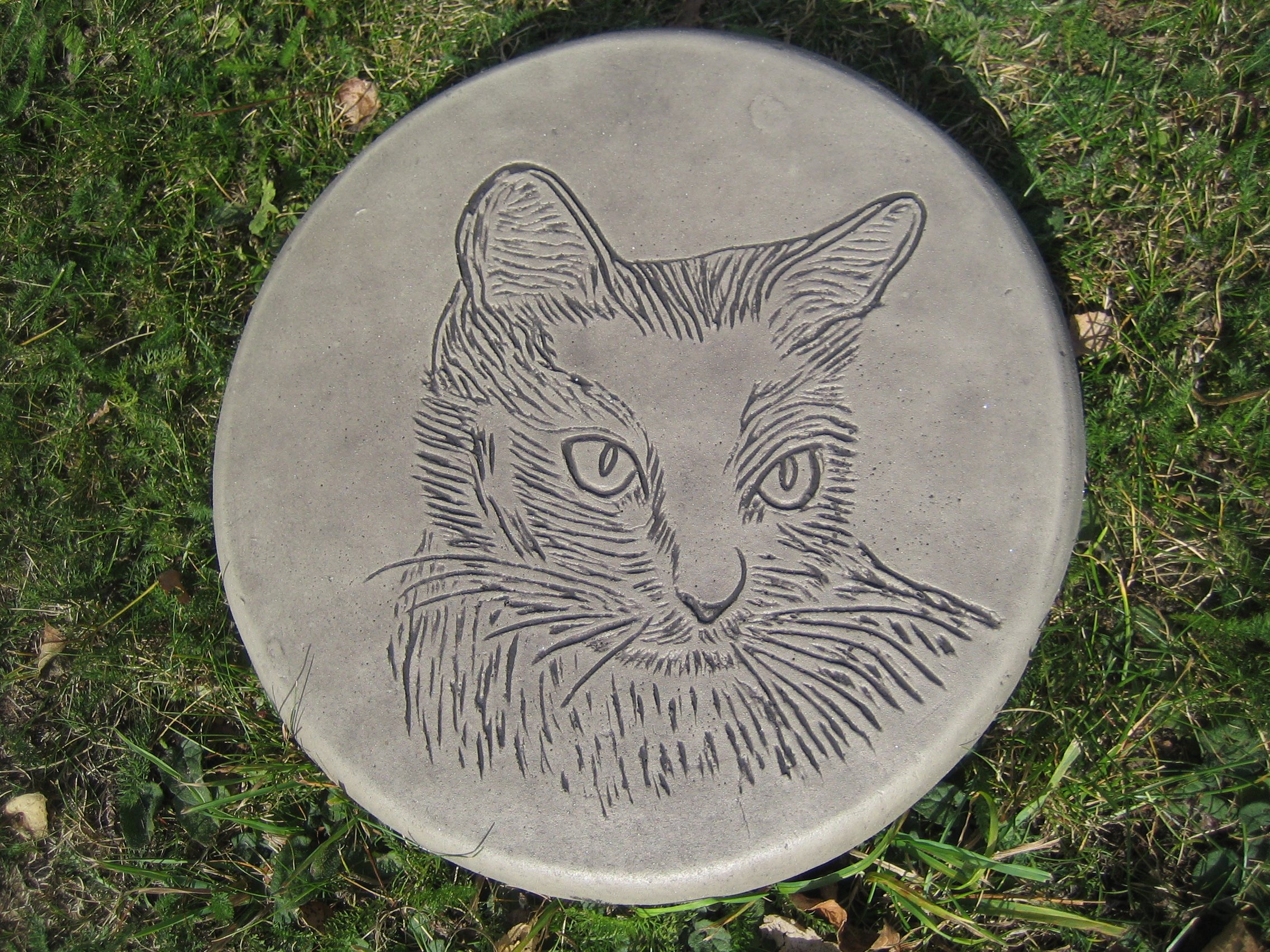 neilsstonecraft Cat 9" Stepping Stone Garden Ornament Dia 27cm x H 3cm – Part of 50 Design Collection