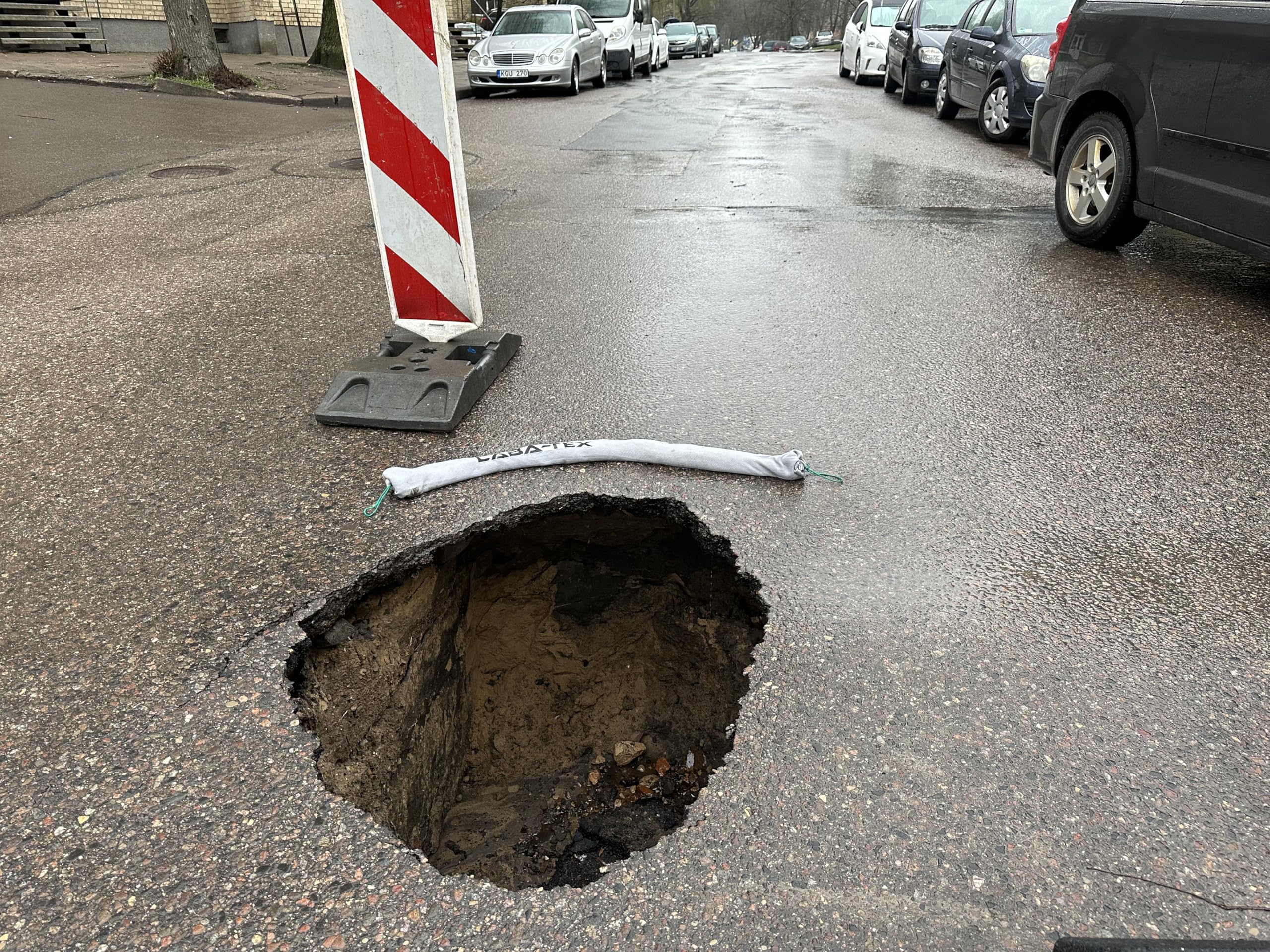 Barriera di protezione dalle perdite attivata dall'acqua per tubi che perdono, lavatrici e WC intasati - capacità di assorbimento fino a 10 litri, confezione da 2: 120 × 10 cm, MONOUSO