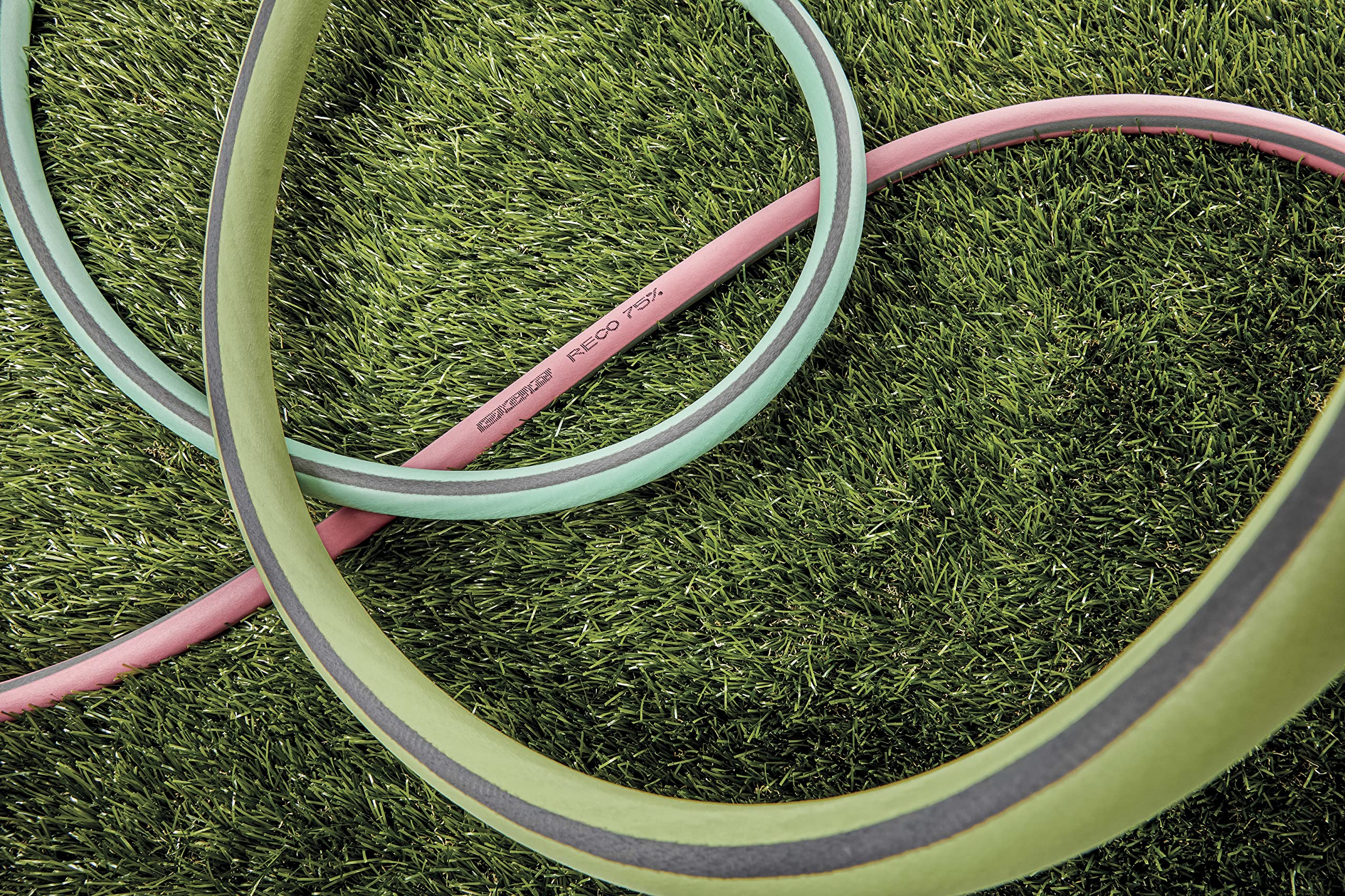 G.F. Srl TUYAU RECO, 25m de tuyau pour l'arrosage 15 mm (5/8") en PLASTIQUE RECYCLE, équipé de KIT pour l'arrosage (lance ergonomique 3 jets, raccords, nez de robinet). Fabriqué en France, Fuchsia