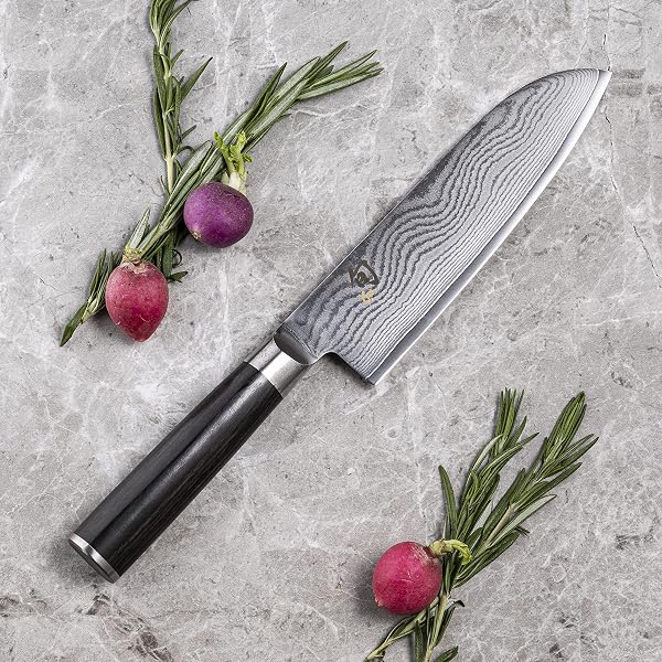 KAI Shun Classic Santoku 18 cm Longueur de Lame - Couteau Damas 32 Couches Noyau VG MAX - 61 (±1) HRC - Manche en Pakkawood - Fabriqué au Japon - Couteau de Chef Japonais Forgé - 2
