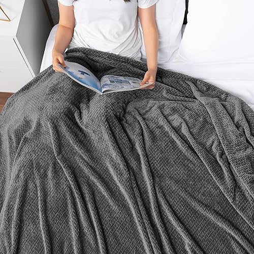 Miniatura 5 de PAVILIA Manta de Vellón Suave Gris Oscuro para Sofá, Mantas Ligeras de Felpa Cálidas para Cama, Manta de Franela Mullida y Acogedora para Sofá,