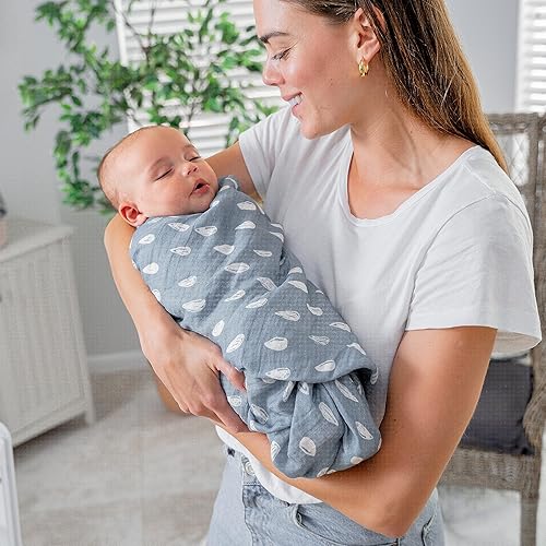 Miniatura 3 de Comfy Cubs Paquete de 2 mantas de muselina neutras para envolver para niños y niñas, artículos esenciales para bebés, registro y regalo (lluvia y