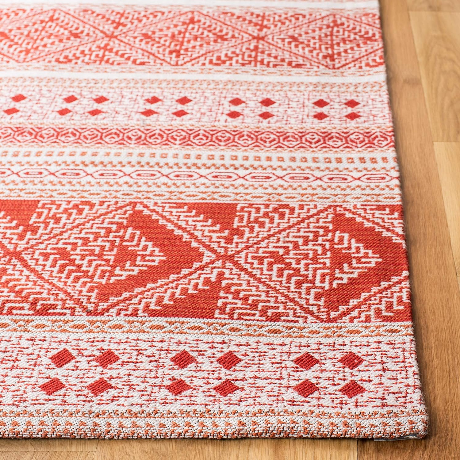 SAFAVIEH Classic Vintage Collection Accent Rug - 4' x 6', Rust, Handmade Moroccan Boho, Ideal for High Traffic Areas in Entryway, Living Room, Bedroom (CLV717P)