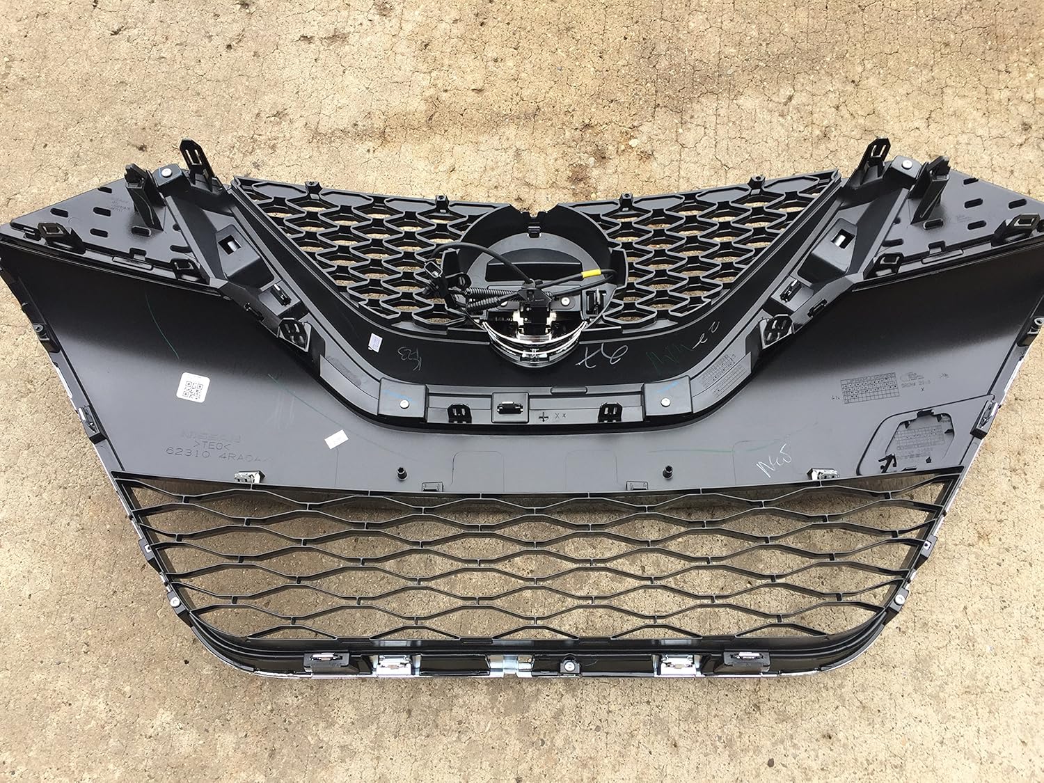 Genuine Nissan Parts - Grille Assy W/Surround View (62310-4RA0B)