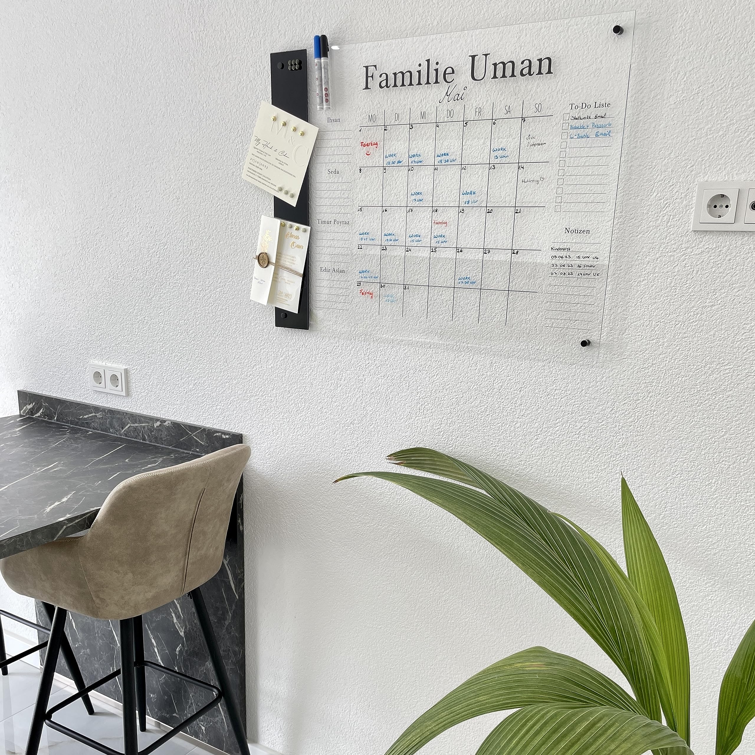 personalisierter Wandkalender - 4-Namen Familienplaner mit Magnetboard - wiederverwendbarer Kalender aus Acrylglas - Familienplaner abwischbar - Hingucker für jeden Raum