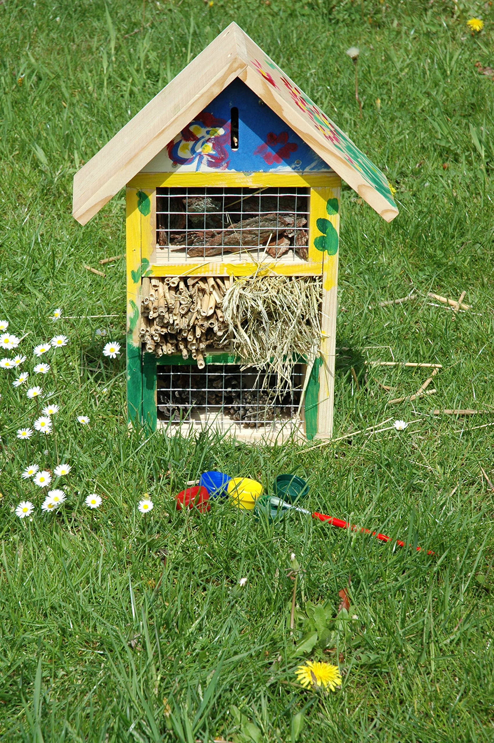dobar® 22608FSC Insektenhotel Bastel-Set - Wildbienenhotel zum Bemalen und Selberbauen - Insektenhotel Holz - Bienenhaus für solitäre Wildbienen - Nisthilfe für Insekten - 34 x 12 x 45 cm - Bunt