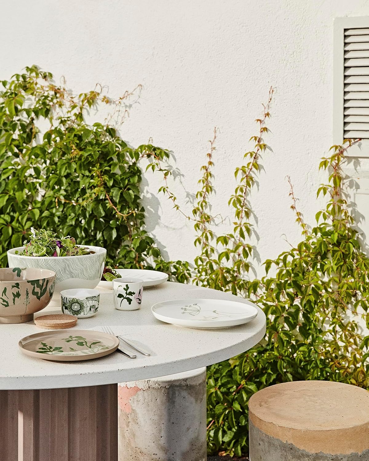MARIMEKKO Oiva Elokuun Varjot Stoneware Salad Plate – Refine Your Kitchen Décor with Our Iconic Terra and Green Plates – Stylish Porcelain Salad Plates (8”)