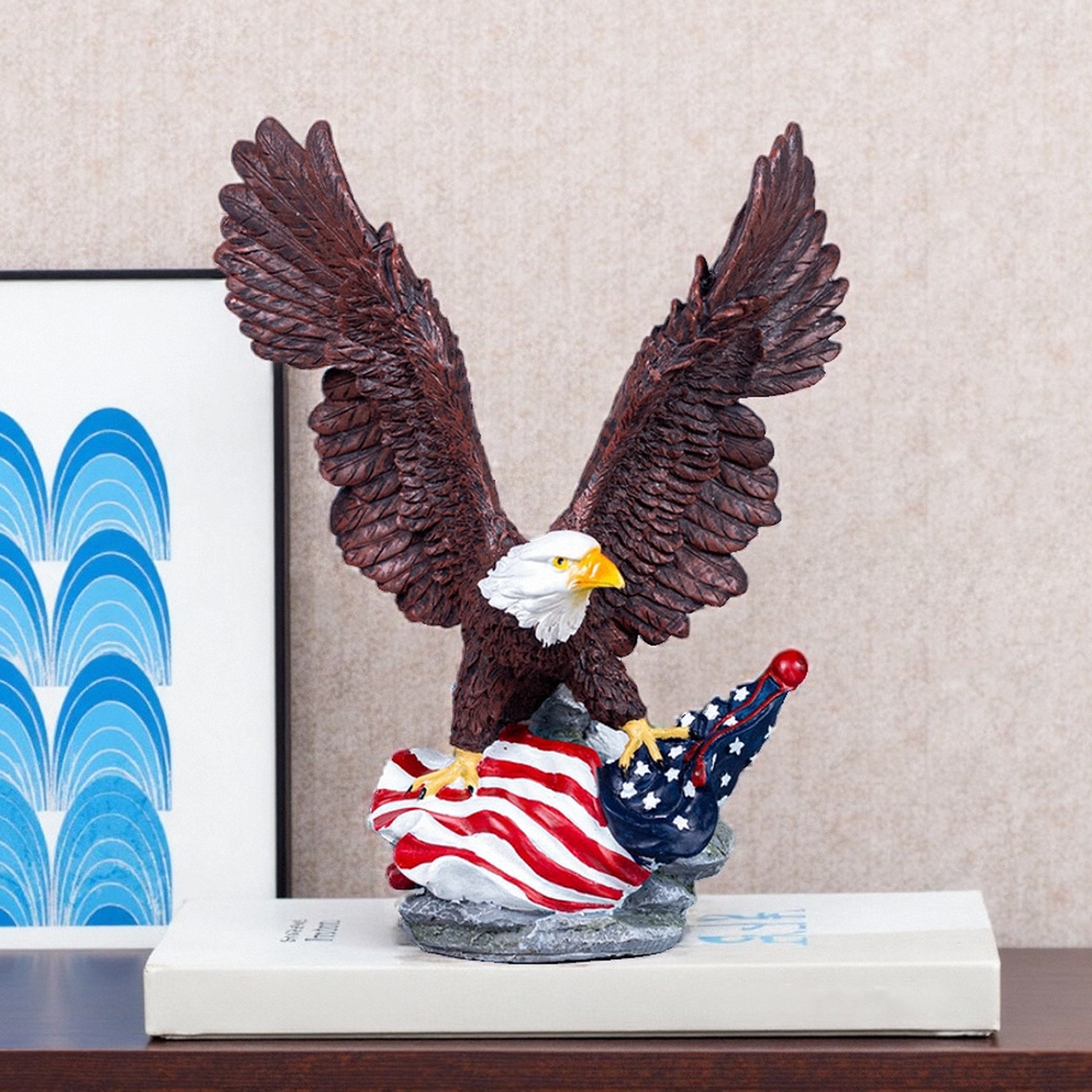 Estatua decorativa de águila calva con bandera de EE.UU. miniatura 7