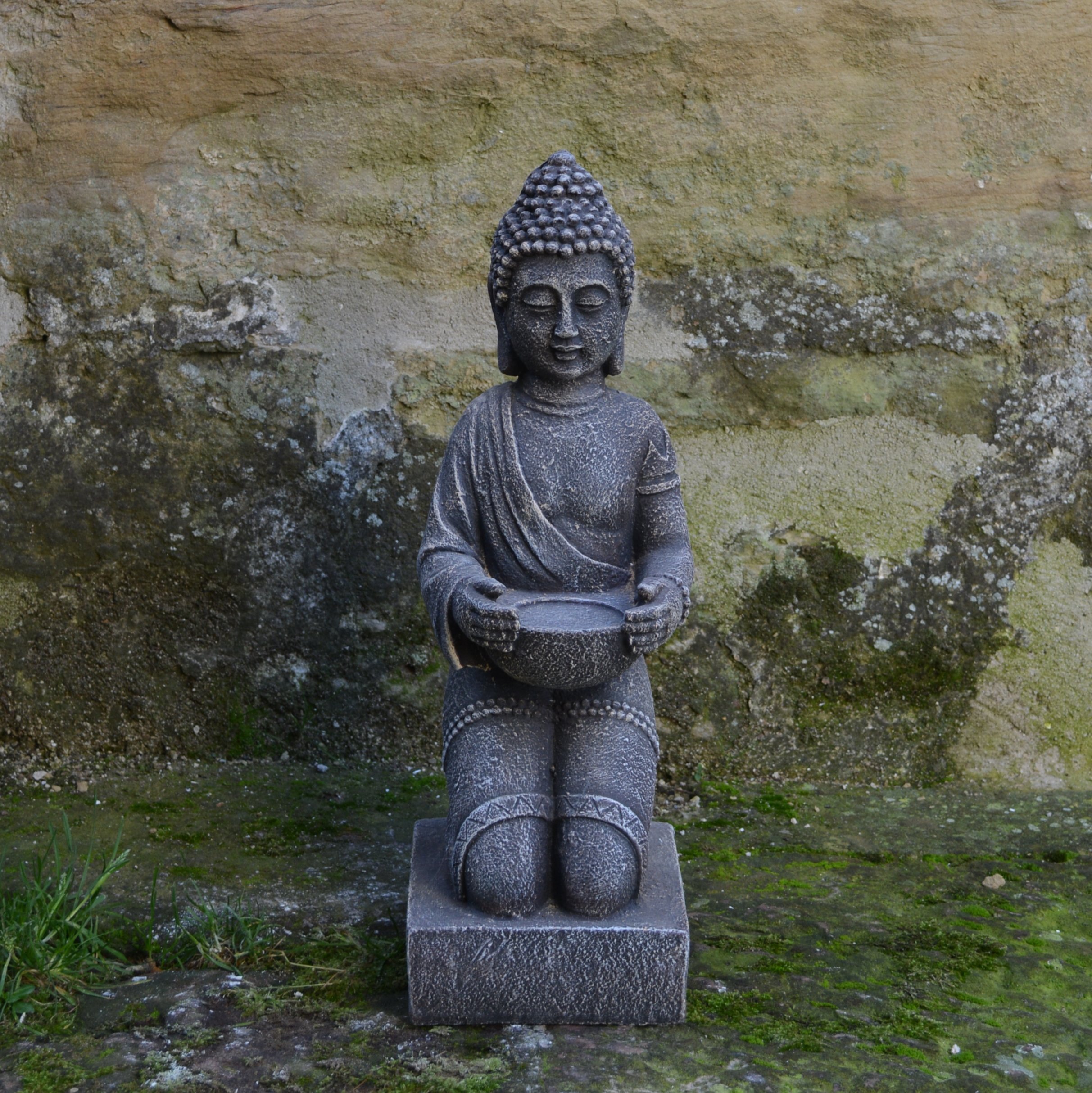 Bellissimo Buddha inginocchiato in pietra in ghisa resistente al gelo, multicolore, 43 cm