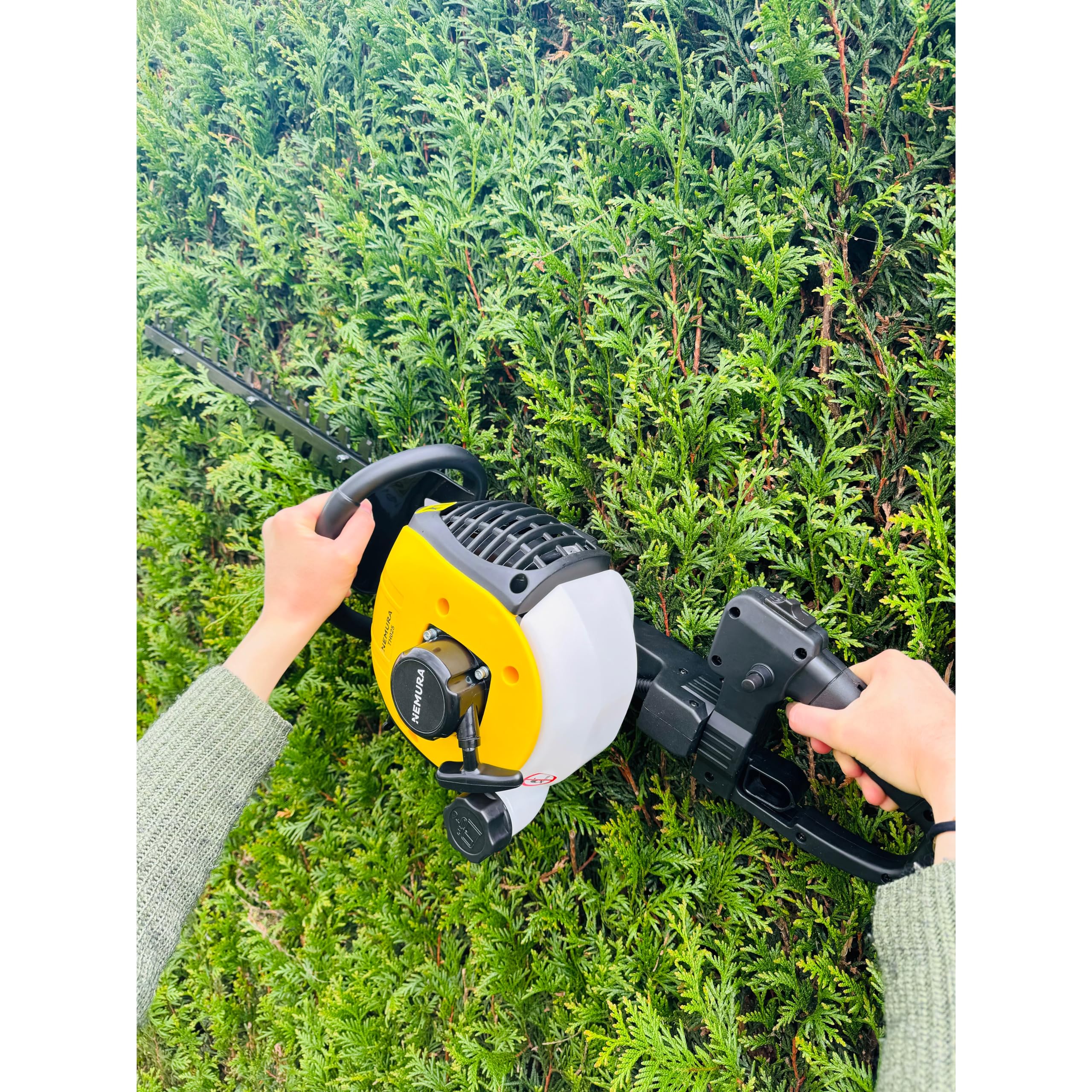 Nemura Taille Haie Thermique - Moteur 2 Temps 25 cm3 - Longueur de Coupe 60 cm - Réservoir Carburant 500 ML - Anti-Vibrations - Poignée SoftGrip inclinable - Marque Française