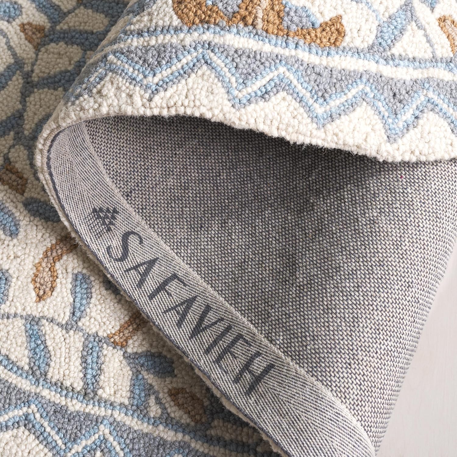 SAFAVIEH Chelsea Collection Area Rug - 5'6" Round, Ivory & Blue, Hand-Hooked French Country Wool, Ideal for High Traffic Areas in Living Room, Bedroom (HK150A)