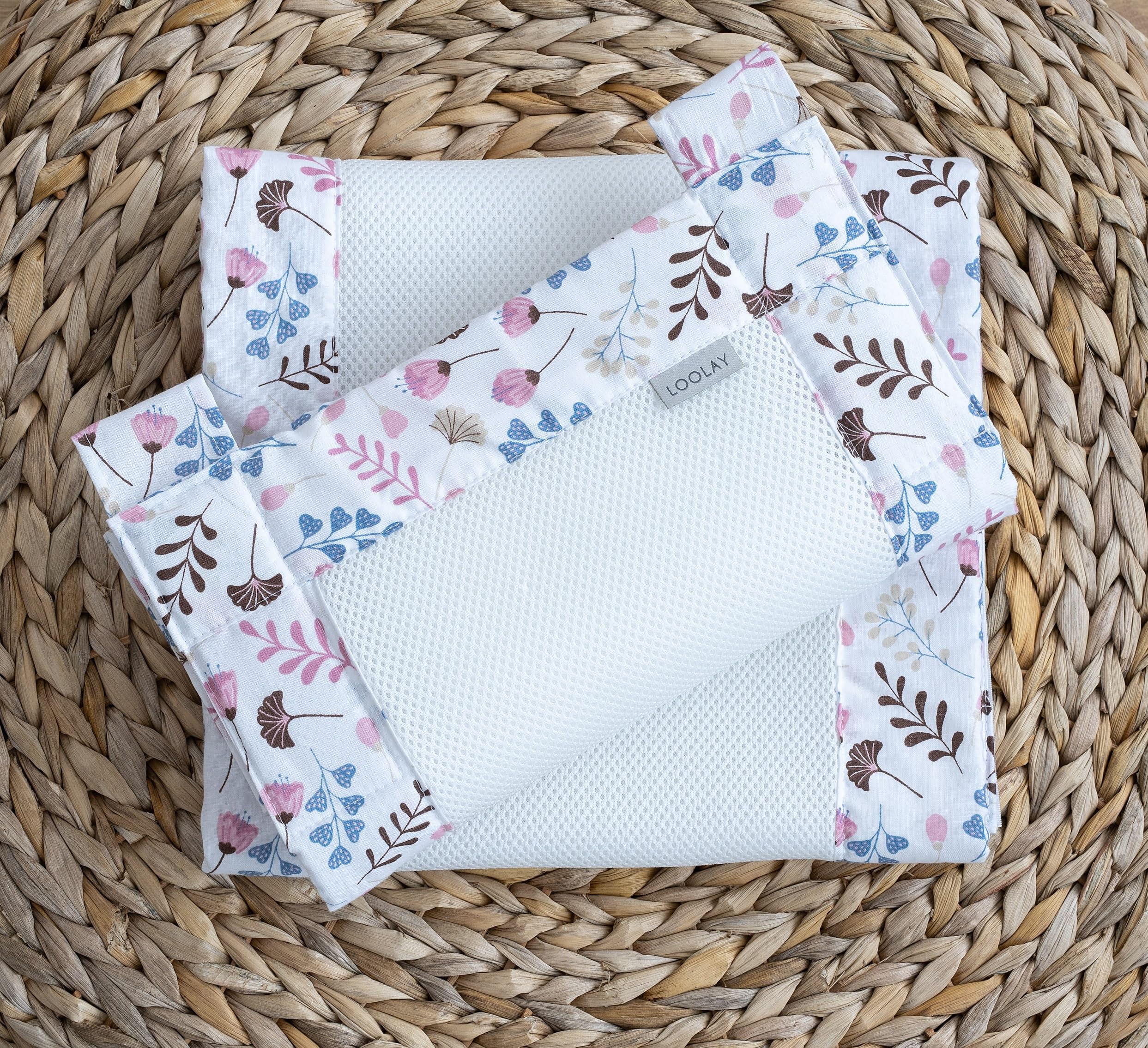 Bettumrandung Babybett 60x120 cm – 2 teiliges 110x30 cm Set – Atmungsaktiver 5 mm Netzstoff – Babybett Umrandung mit starkem Klettverschluss – Sicherer Gitterbett Umrandung (ROSA Blumen/Weiß Netz)