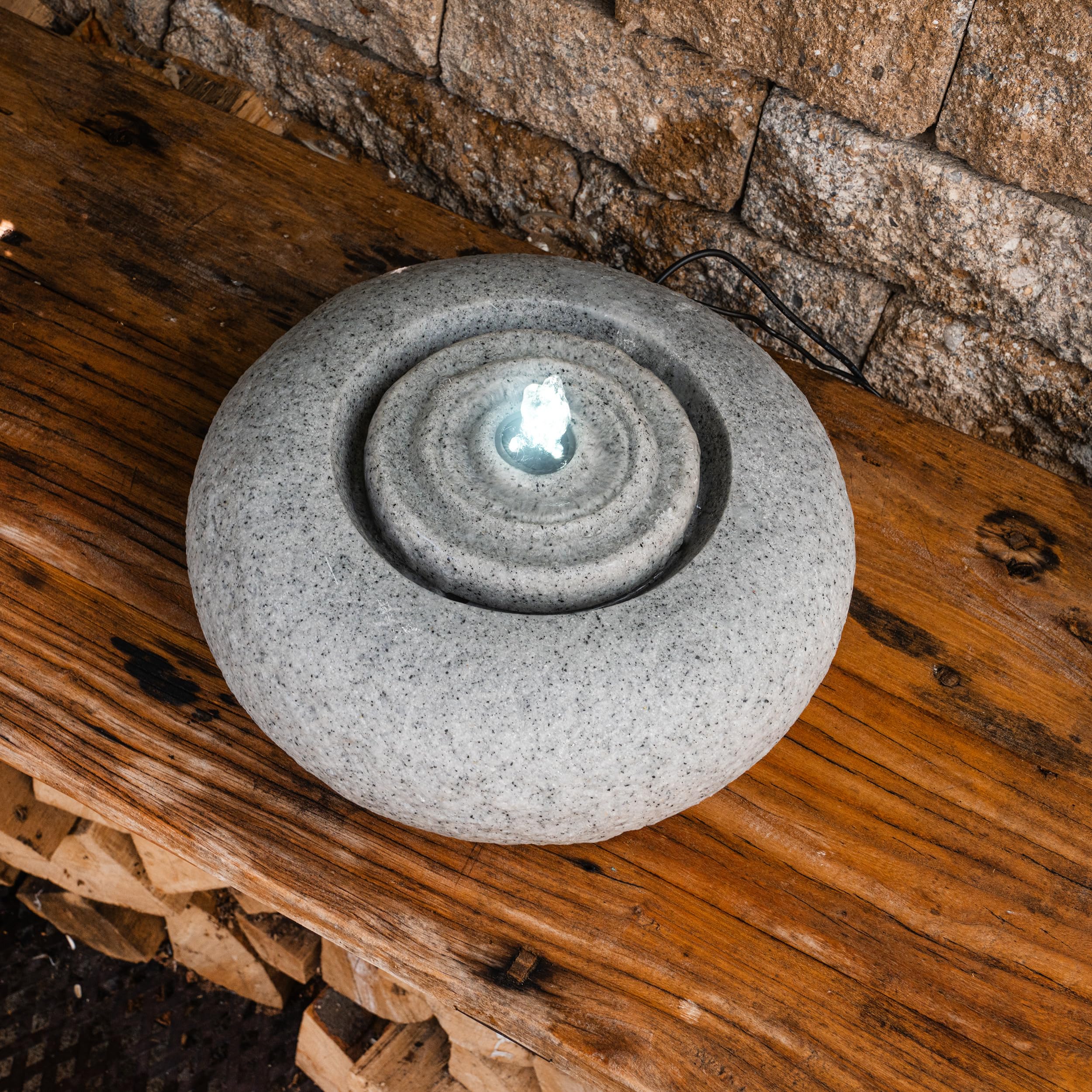 esotec Solar Gartenbrunnen Rundwasserquelle mit LED-Licht, runder Wasserbrunnen im Quellstein-Design, Solarmodul, Akku, Steinbrunnen-Optik Polyresin 101332