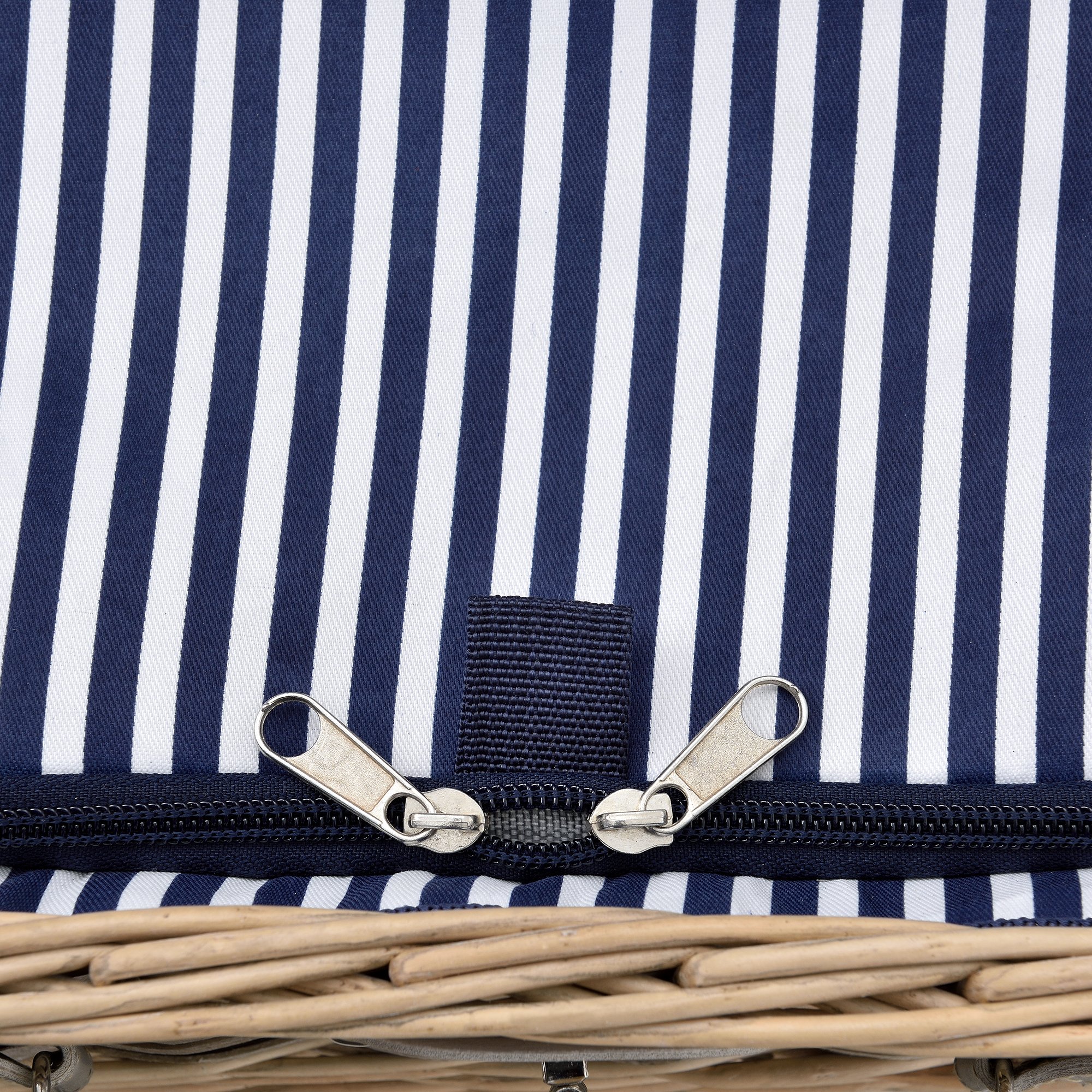 casa.pro Picknickkorb für 2 Personen Picknick-Set mit Kühltasche inkl. Geschirr Besteck Korkenzieher und Gläser Blau-Weiß