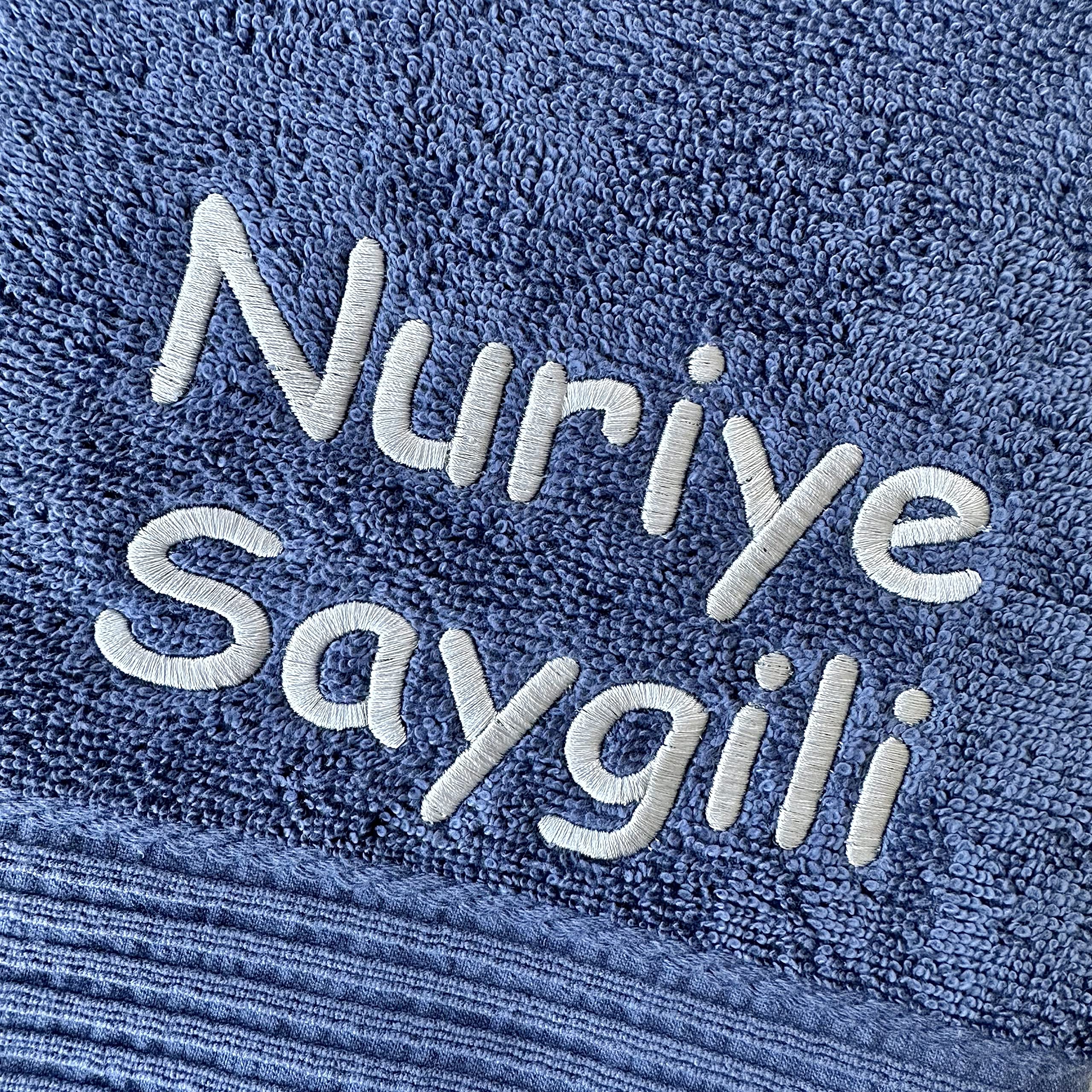 Asciugamano Personalizzato Con Nome Ricamato | Telo Doccia 100x180 Cm In 100% Cotone 500 G/m² | Made In Germany | Regalo Per Battesimo, Compleanno, Natale | Blu Con Bordo A Strisce