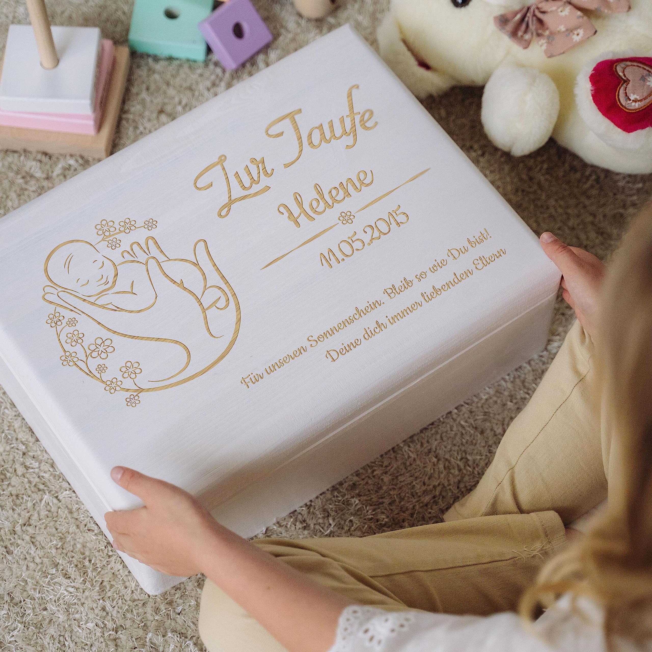 LAUBLUST Holzkiste mit Gravur - Personalisiert mit Name | Datum | WIDMUNG - Weiß Größe L - Blumenbaby Motiv - Geschenkkiste zur Taufe, FSC®