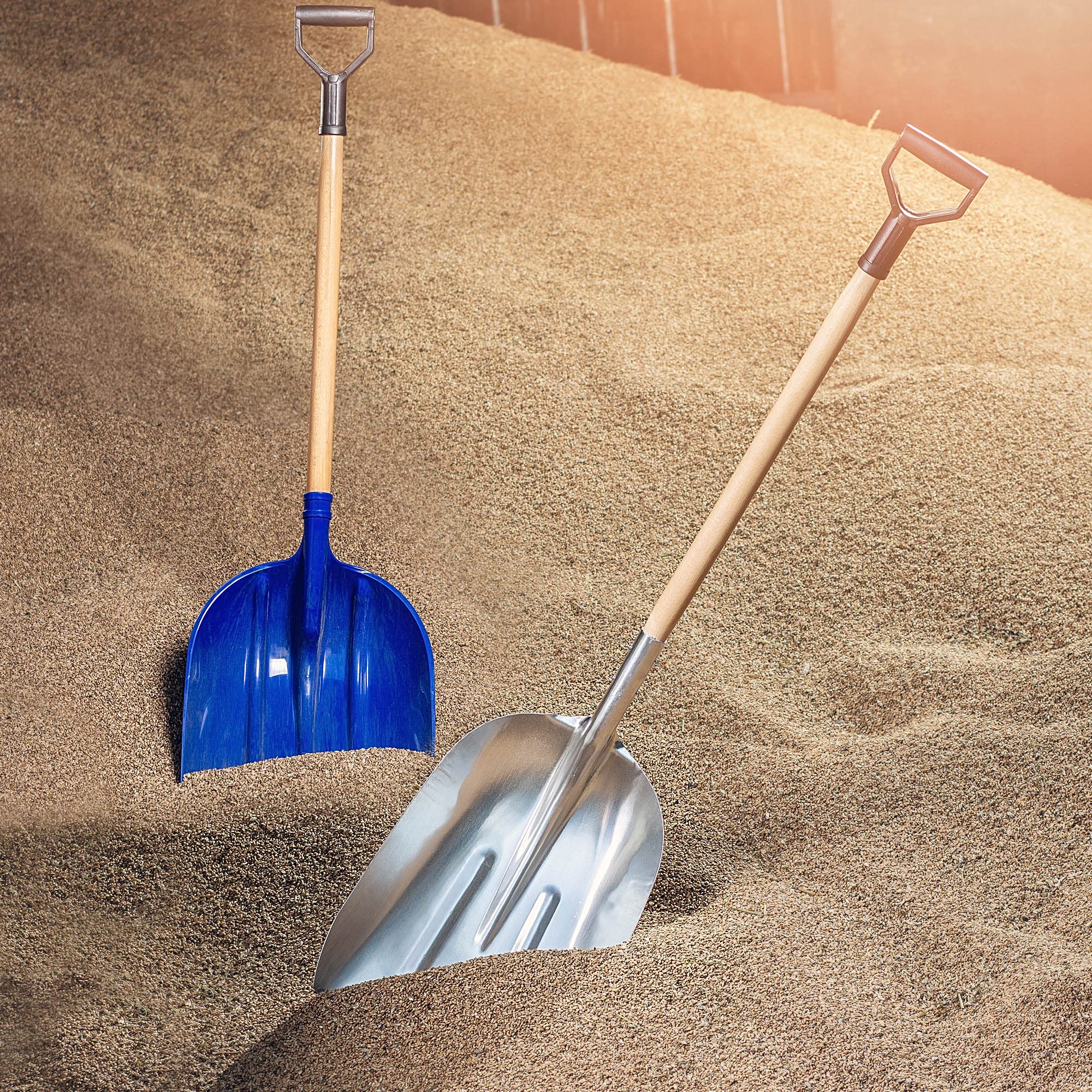KADAX Schaufel, Sandschaufel mit langem Stiel aus Holz, Spaten mit D-Griff, Schneeschaufel, Gartenspaten mit abgerundeten Rändern, Erdschaufel (Aluminium)