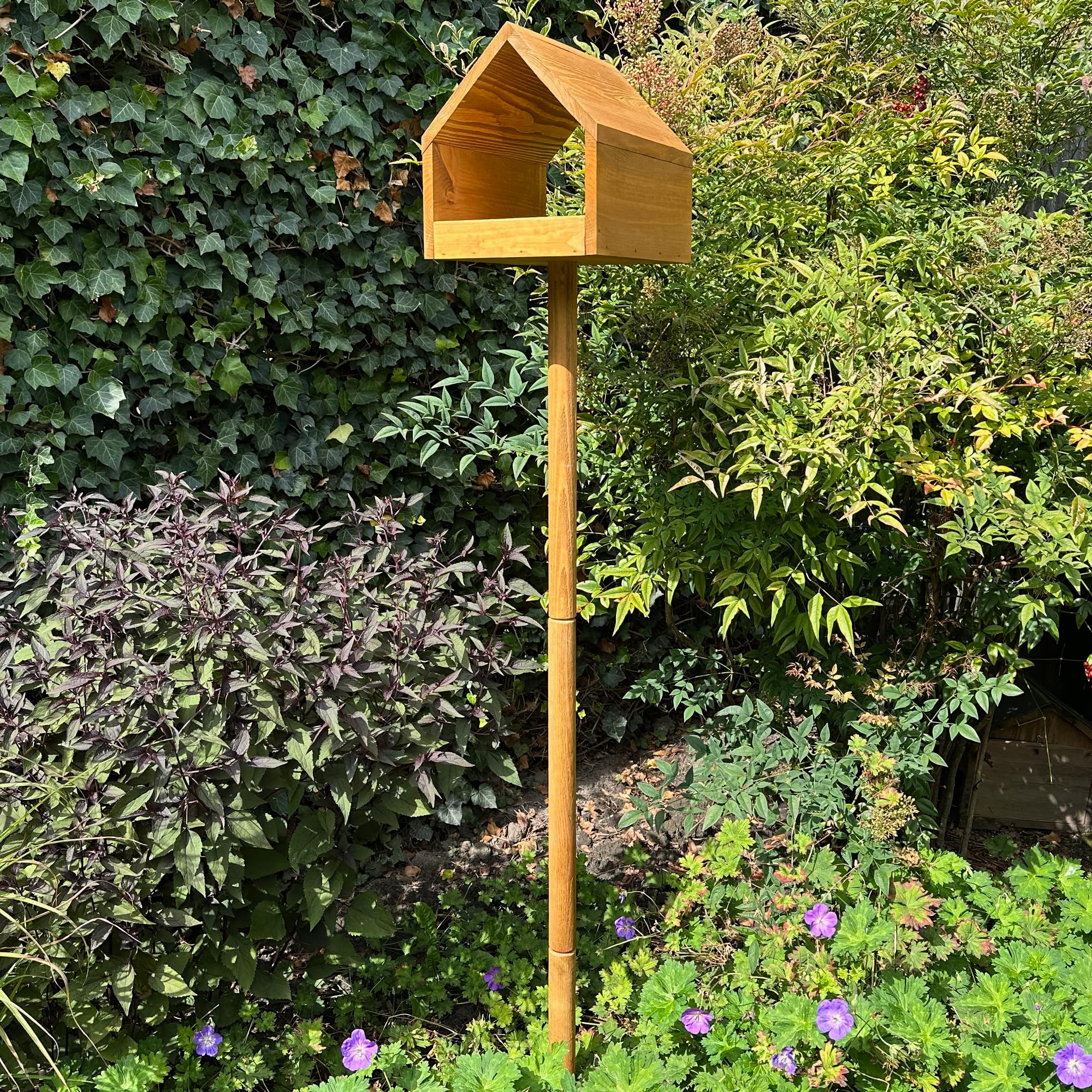 GARTENETAGE Vogelfutterhaus aus Massivholz mit Erdspieß – Wetterfestes Vogelhaus aus Kiefernholz für Wildvögel, stabiles Futterhaus für Garten, Rasen & Terrasse