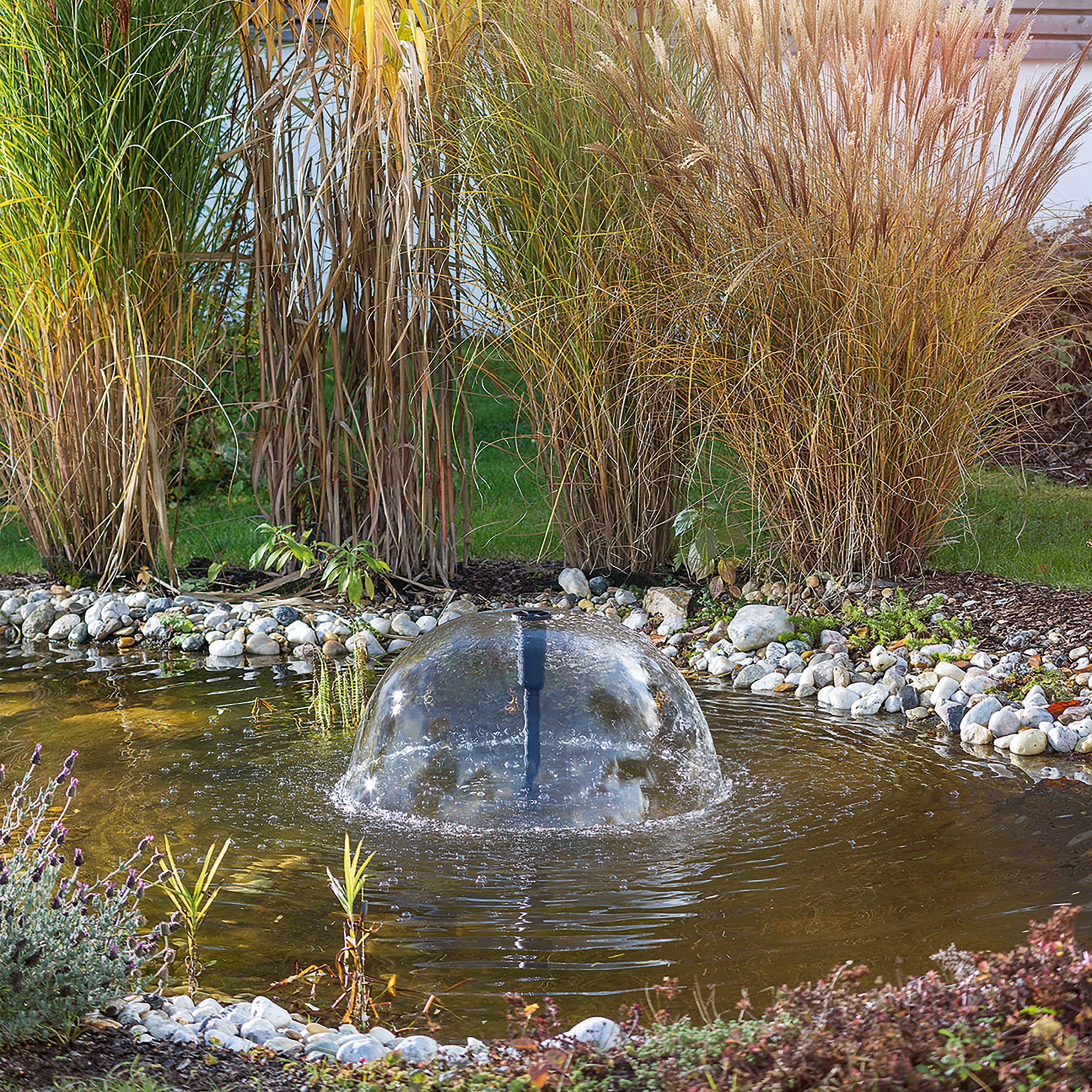 Esotec Solar Teichfilter mit Wasserspiel 50/2500, Solar Teichfilterset mit 2500 l/h Teichpumpe, Unterwasserfilter für Gartenteiche bis 6000 l, 50Wp Solarmodul, Springbrunnen 100910