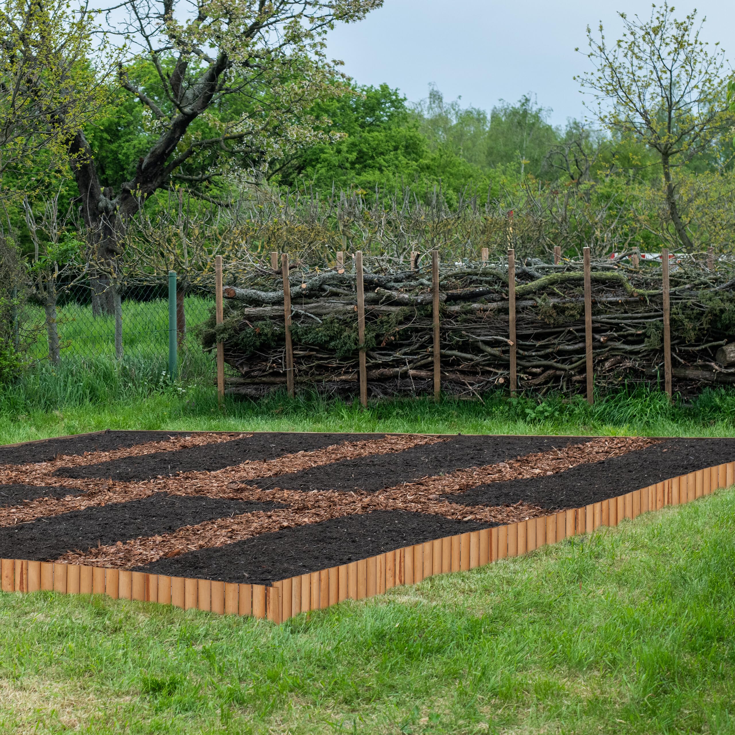 Relaxdays Rasenkante Holz, Beetbegrenzung, HBT: 20x120x2 cm, Flexibler Steckzaun, Umrandung für Beet oder Rasen, Natur