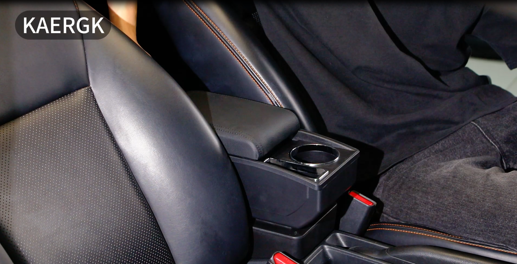Bracciolo Centrale Auto Per Ford Fiesta 2009-2017 - Console Con Doppio Scomparto E Portabevande - 2 Porte USB Rapide - Pelle Resistente - Linea Nera