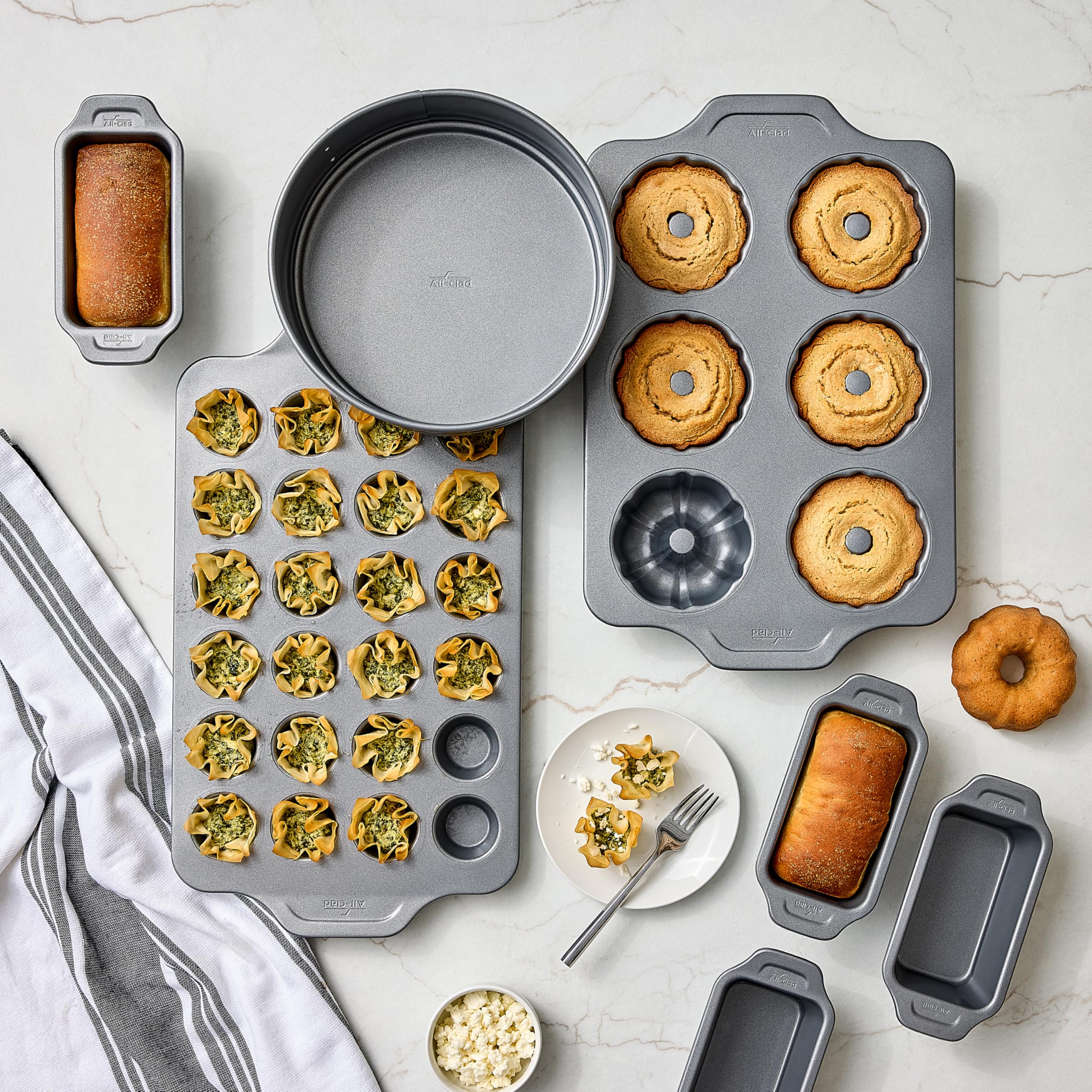 All-Clad Pro-Relelase – Lot de 24 mini moules à muffins antiadhésifs pour la cuisson de muffins, scones et bouchées d'œufs, plaque de cuisson durable renforcée en céramique avec revêtement