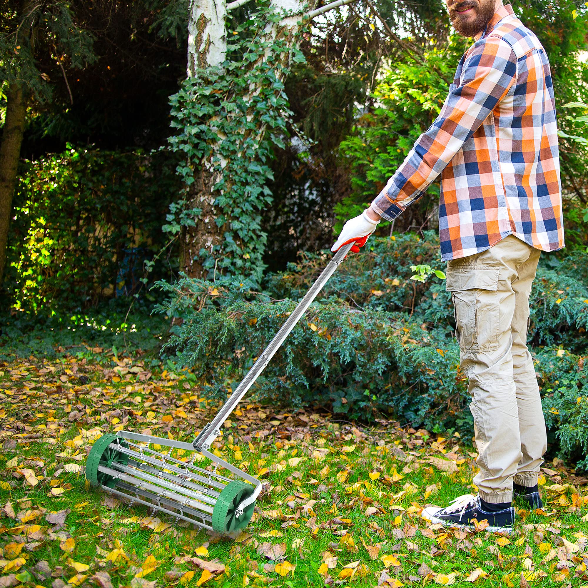 Outsunny Rasenlüfter Grifflänge einstellbar Handvertikutierer Rasenbelüften Stachelwalze Rasen rollender Rasenlüfter pflegen Garten verzinktes Rohr Grün+Silber 139 x 43,5 x 15 cm