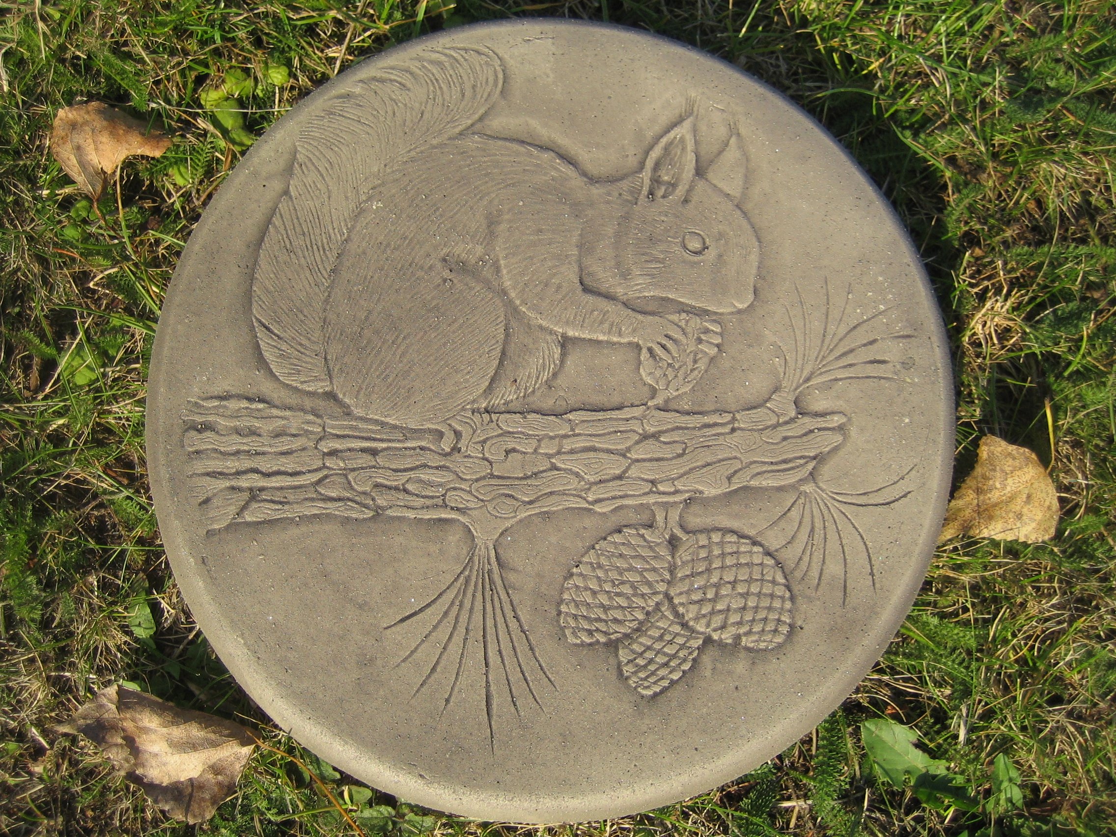 Neilsstonecraft Grey Squirrel Stepping Stone Garden Ornament – Decorative Garden Path Stone 27Cm For Lawn, Patio Or Border – Outdoor Garden Decor
