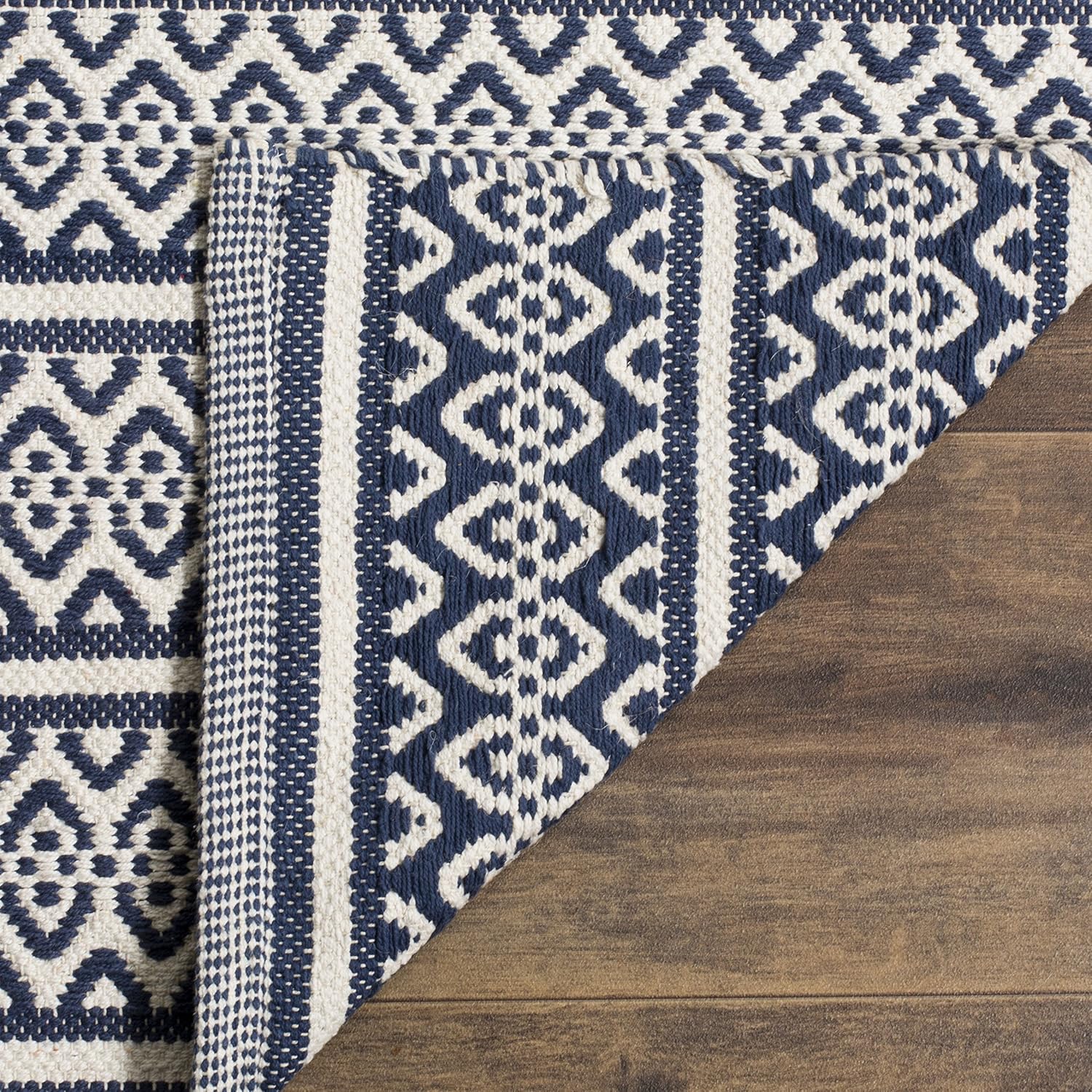 SAFAVIEH Montauk Collection Accent Rug - 3' x 5', Ivory & Navy, Handmade Flat Weave Boho Farmhouse Cotton, Ideal for High Traffic Areas in Entryway, Living Room, Bedroom (MTK341B)