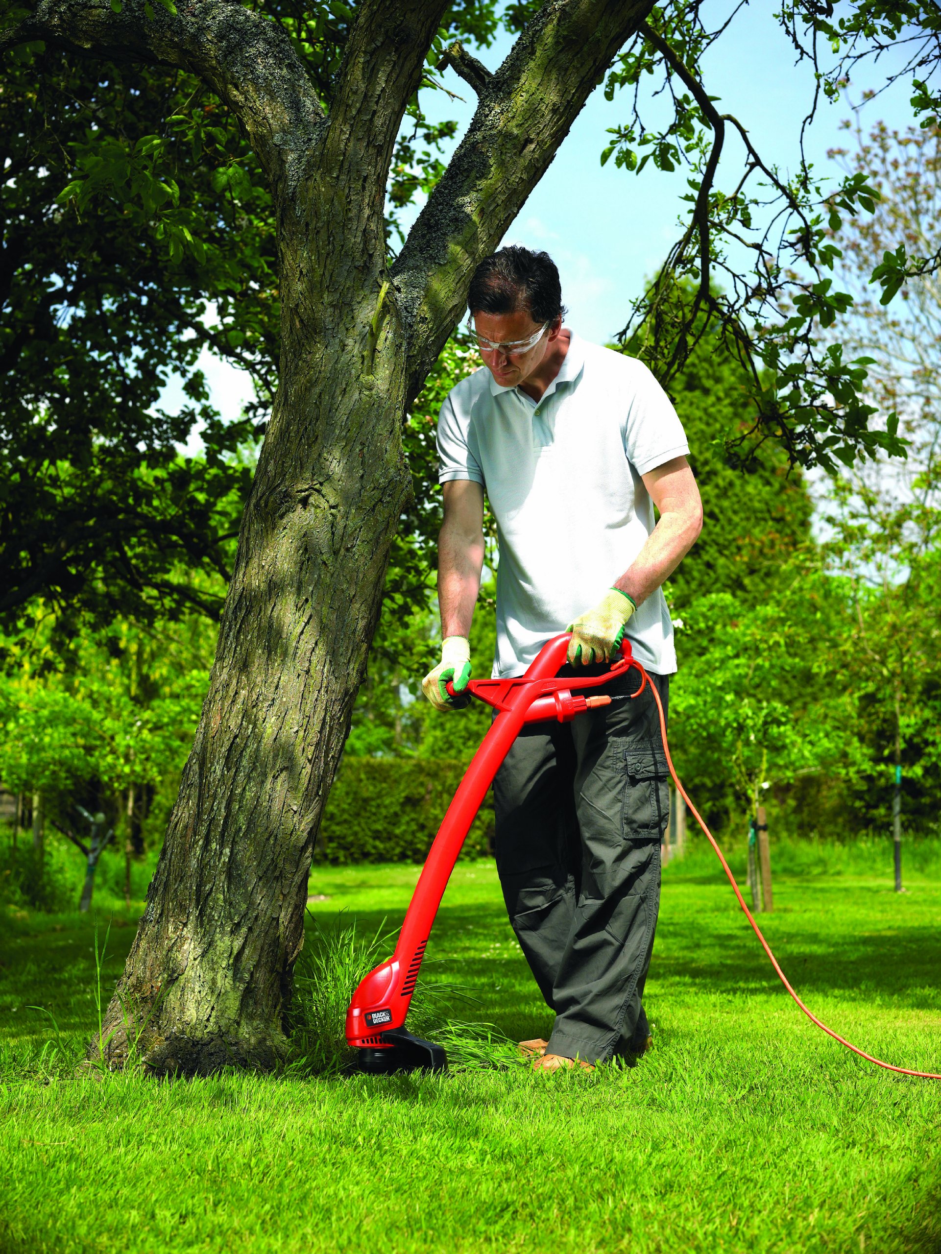BLACK+DECKER Coupe-Bordures Filaire 350W, Coupe-Bordures Electrique 25 cm avec 2 Poignées, Déroulement du Fil par Frappe au Sol, Transmission Directe, Livré avec 2 Bobines de Fil, GL360SB-QS Orange