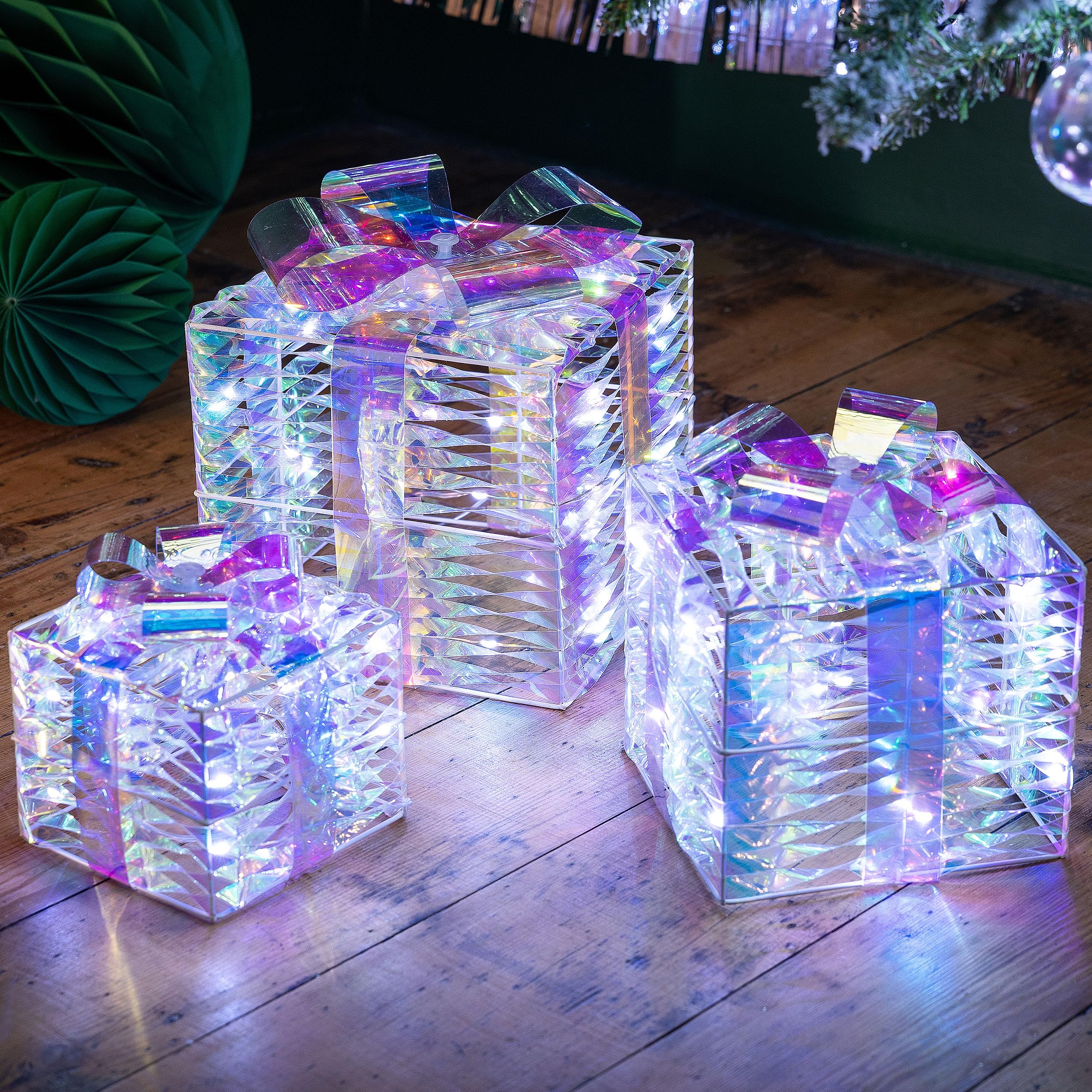 Christow White Light Up Christmas Presents, Iridescent Micro Led Parcels, Pre Lit Gift Boxes, Xmas Decorations, Battery Operated With Timer Function, Set Of 3-12.5Cm 16.5Cm 20Cm (White)