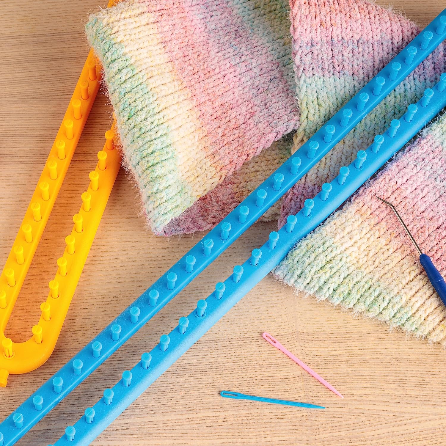 The Quilted Bear Long Knitting Loom Kit - Easy Knit 4 Piece Peg Loom with 2 Pins, Knitting Hook Tool & Instruction Leaflet for Scarves, Hats & More