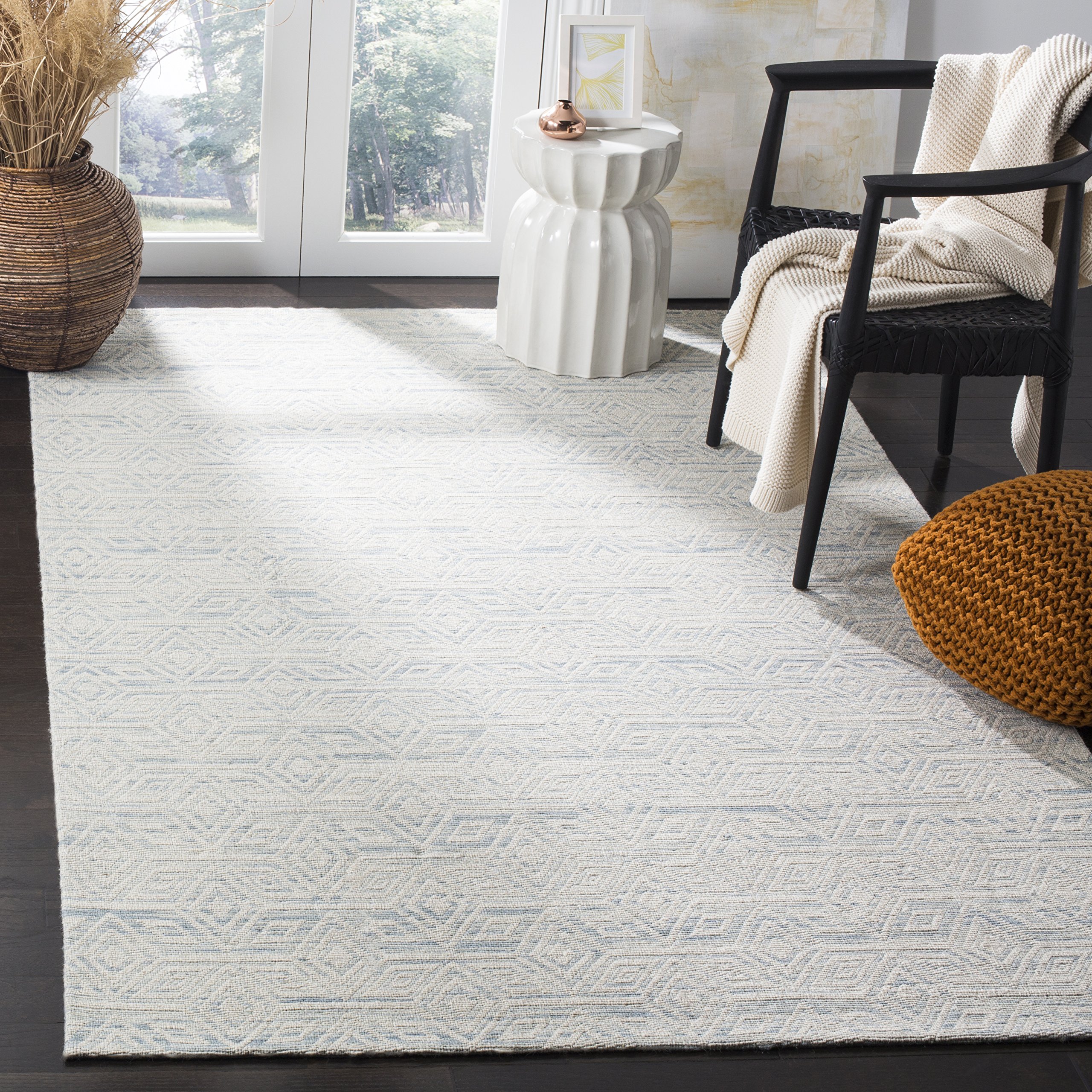 SAFAVIEH Marbella Collection Accent Rug - 4' x 6', Light Blue & Ivory, Handmade Wool, Ideal for High Traffic Areas in Entryway, Living Room, Bedroom (MRB353B)
