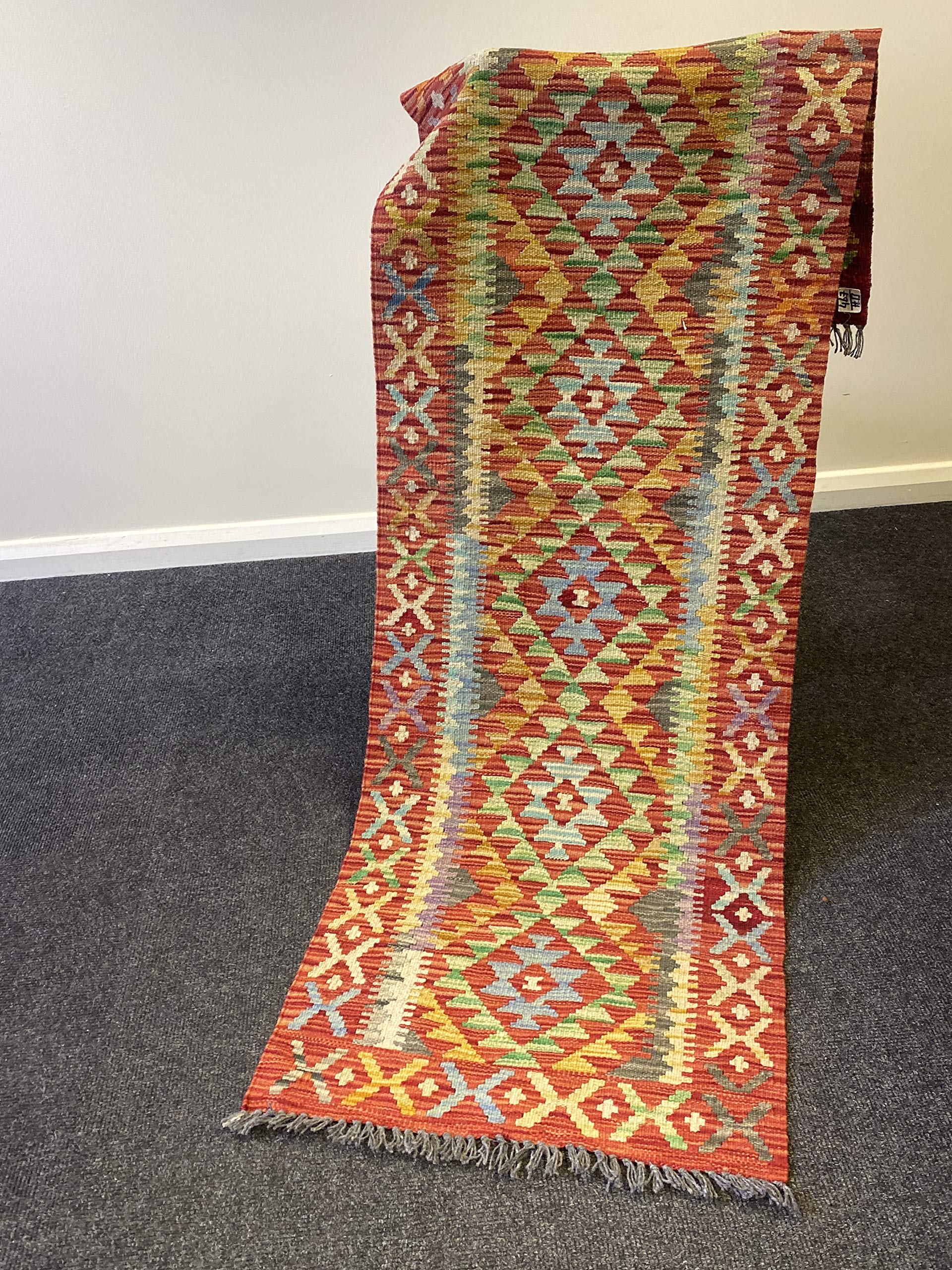 Kilim afghan vibrant pour réchauffer un couloir moderne