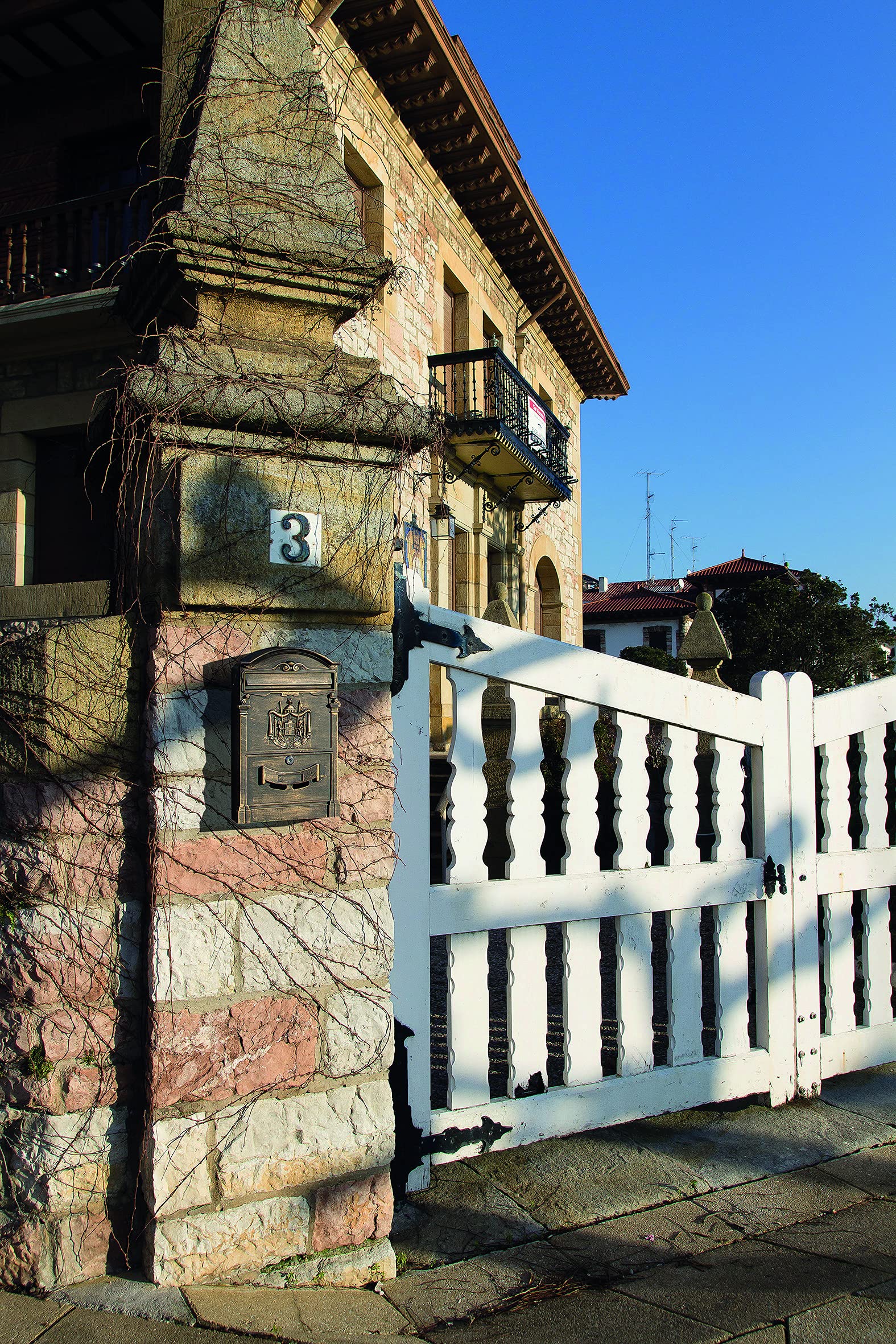 ARREGUI Residencia D-2151/B Boîte aux Lettres individuelle en Aluminium, Style Classique, Taille M (Courrier Format A4, Magazine), Boîte aux Lettres Murale décorative, Facile à Installer, Bronze