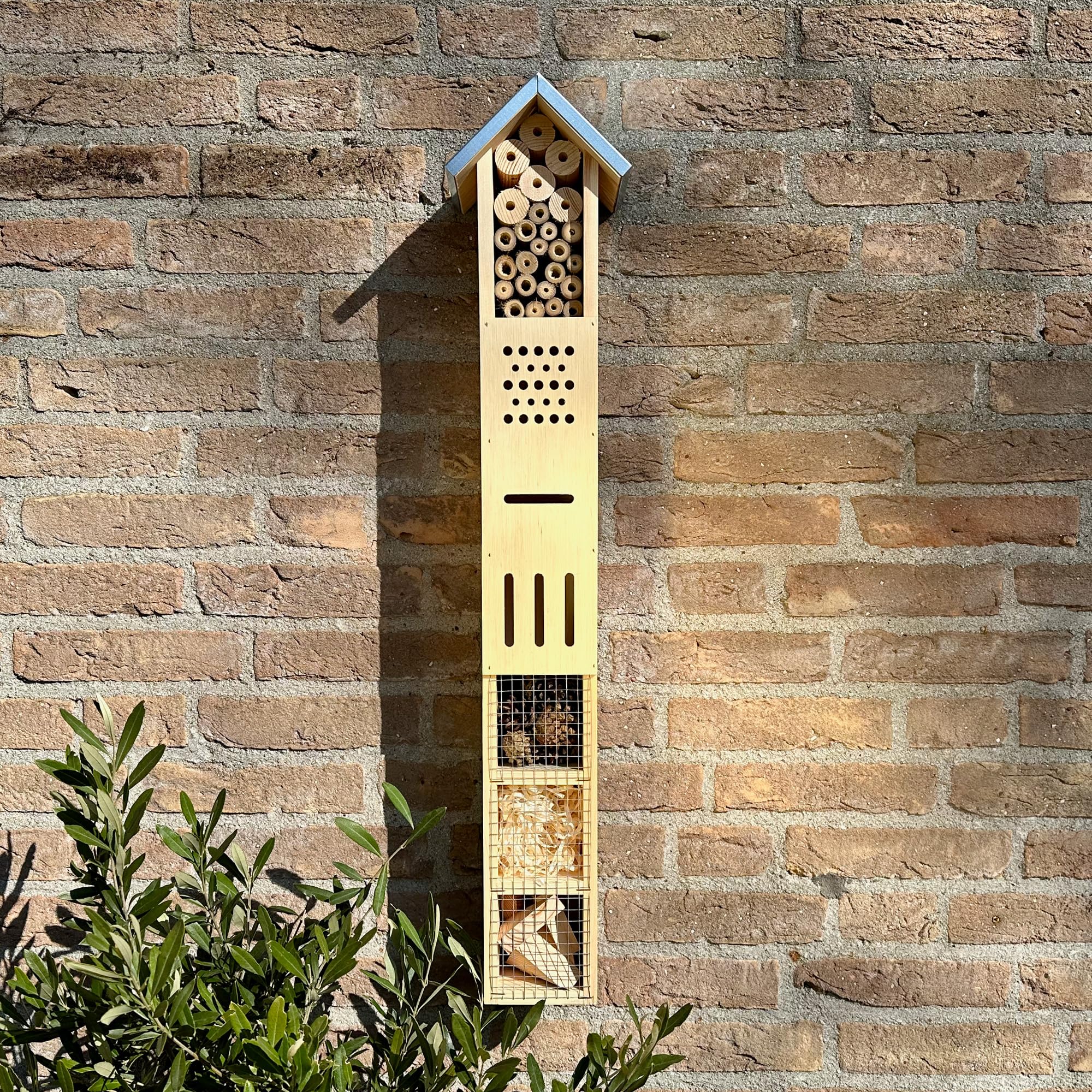 GARTENETAGE Freistehendes Insektenhotel aus Holz mit Erdspieß – Ideal für Wildbienen, Schmetterlinge & Co – Wetterfest mit Bambusrohren, Tannenzapfen & Holzwolle – Fördert Bestäubung & Artenvielfalt