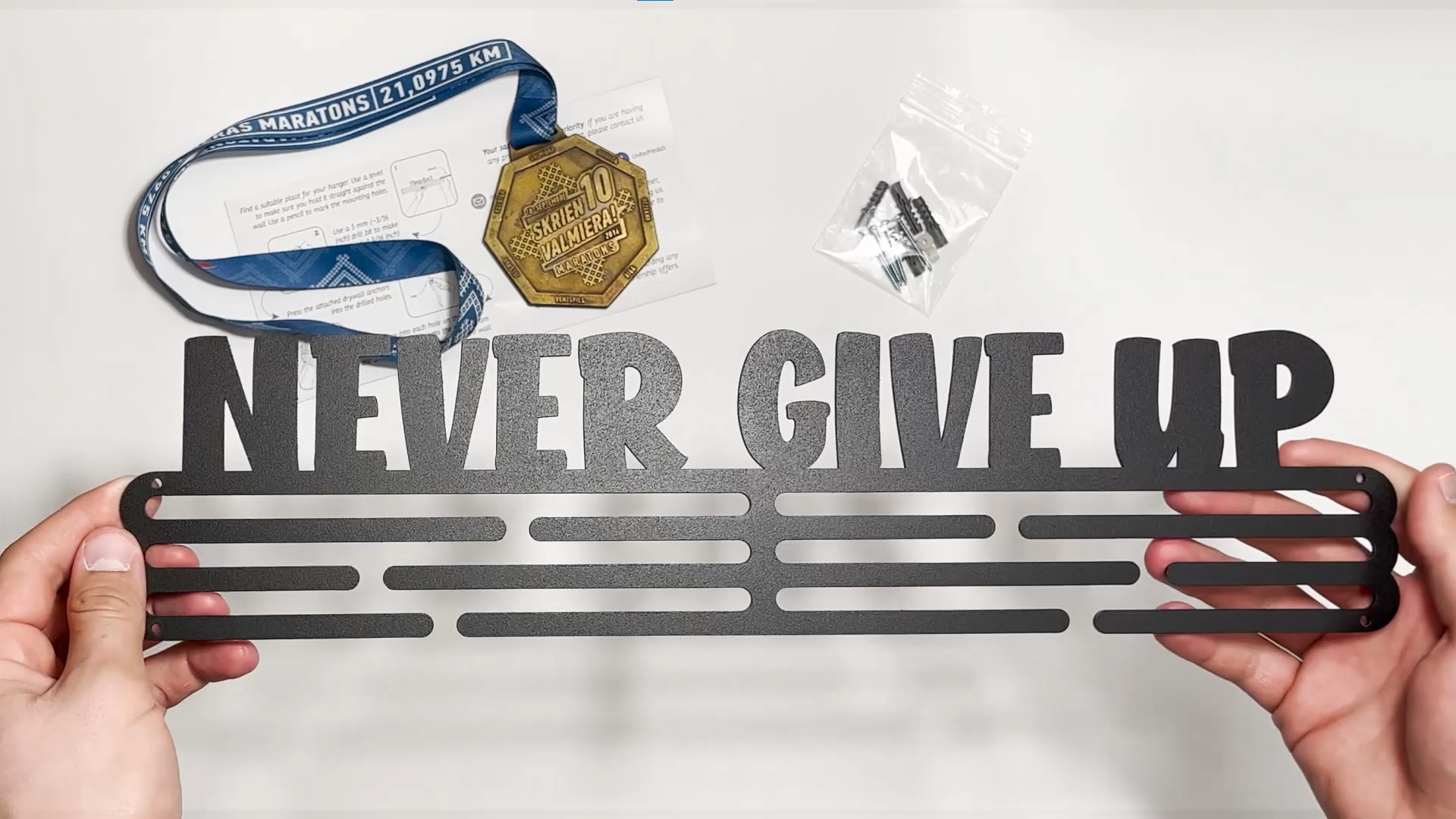 United Medals Porte-Médailles ‘Because I Can’ – Acier Découpé Au Laser, 43x11,2 Cm, 48 Médailles, Fixation Murale Incluse, Qualité Premium
