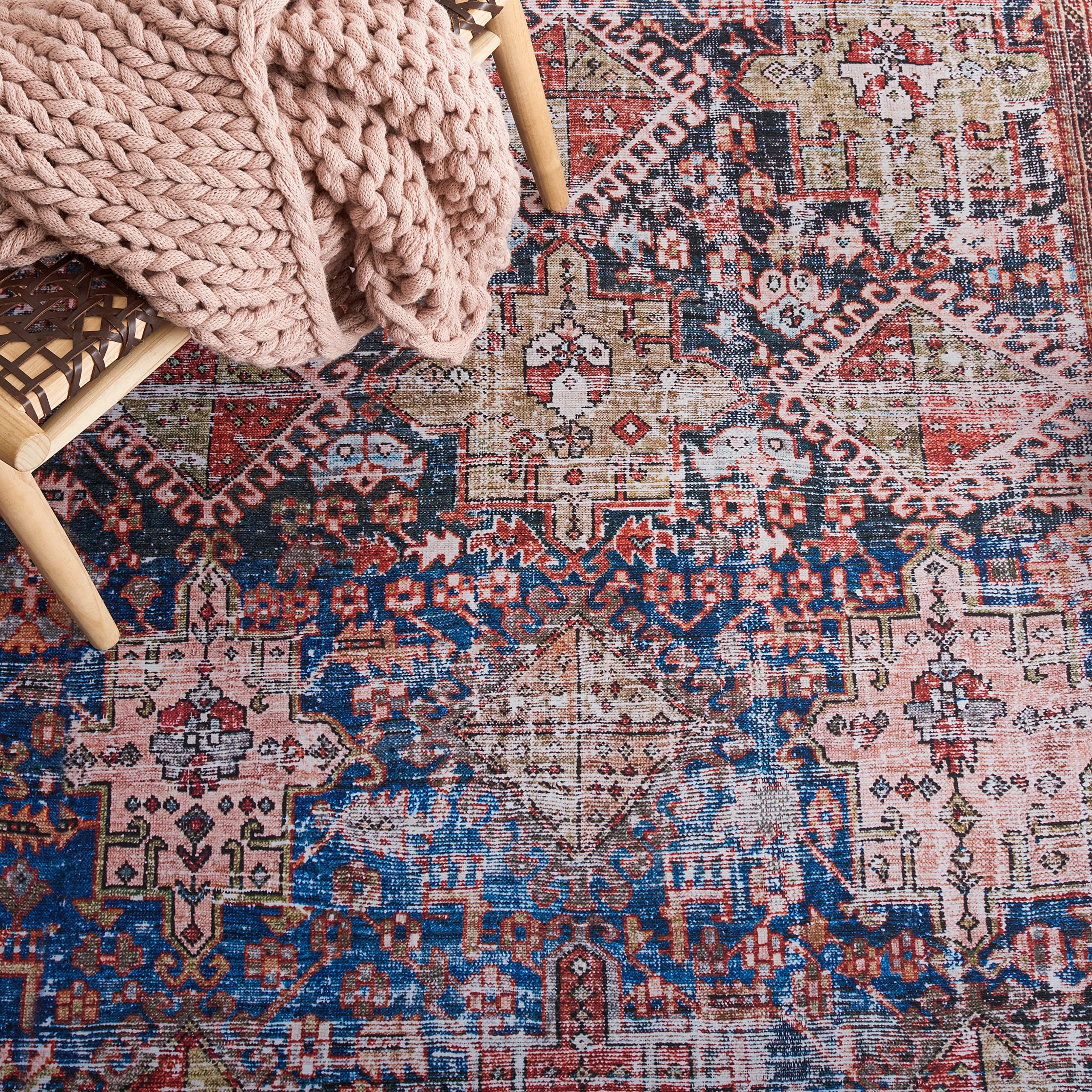 SAFAVIEH Tapis Traditionnel Rug Idéal pour Les Zones à Fort Passage - Lavable en Machine et Antidérapant - Tucson Collection, Tapis à Poil Court, in Bleu Marine et Rouille, 91 X 152 cm