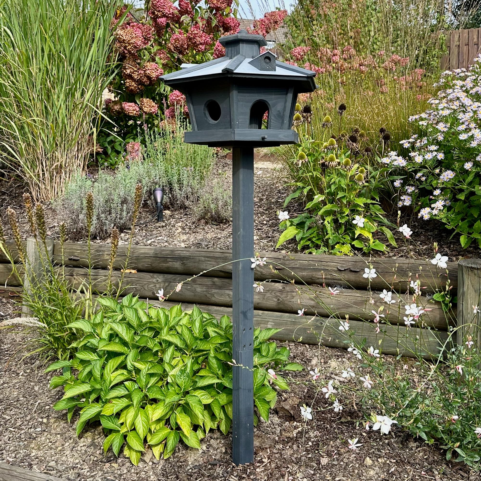 GARTENETAGE Vogelhaus Holz mit 2in1 Ständer & Metalldach/Vogelhaus mit Ständer wetterfest und stabil/sechseckiges Vogelfutterhaus mit Ständer/Robustes Vogelhäuschen für Balkon und Garten