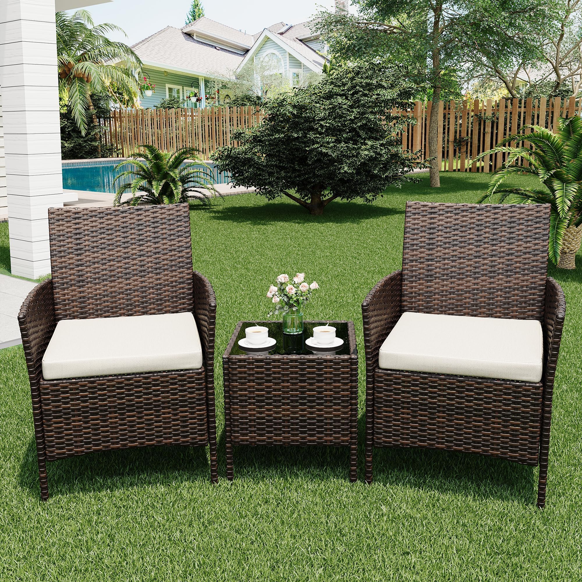 Conjunto de Muebles de Jardín de 3 Piezas, Juego Bistro de Exterior con 2 Sillones de Ratán PE, Mesa de Cristal y Cojines Resistentes a la Intemperie, para Terraza, Balcón, Patio o Jardín, Marrón/Bei